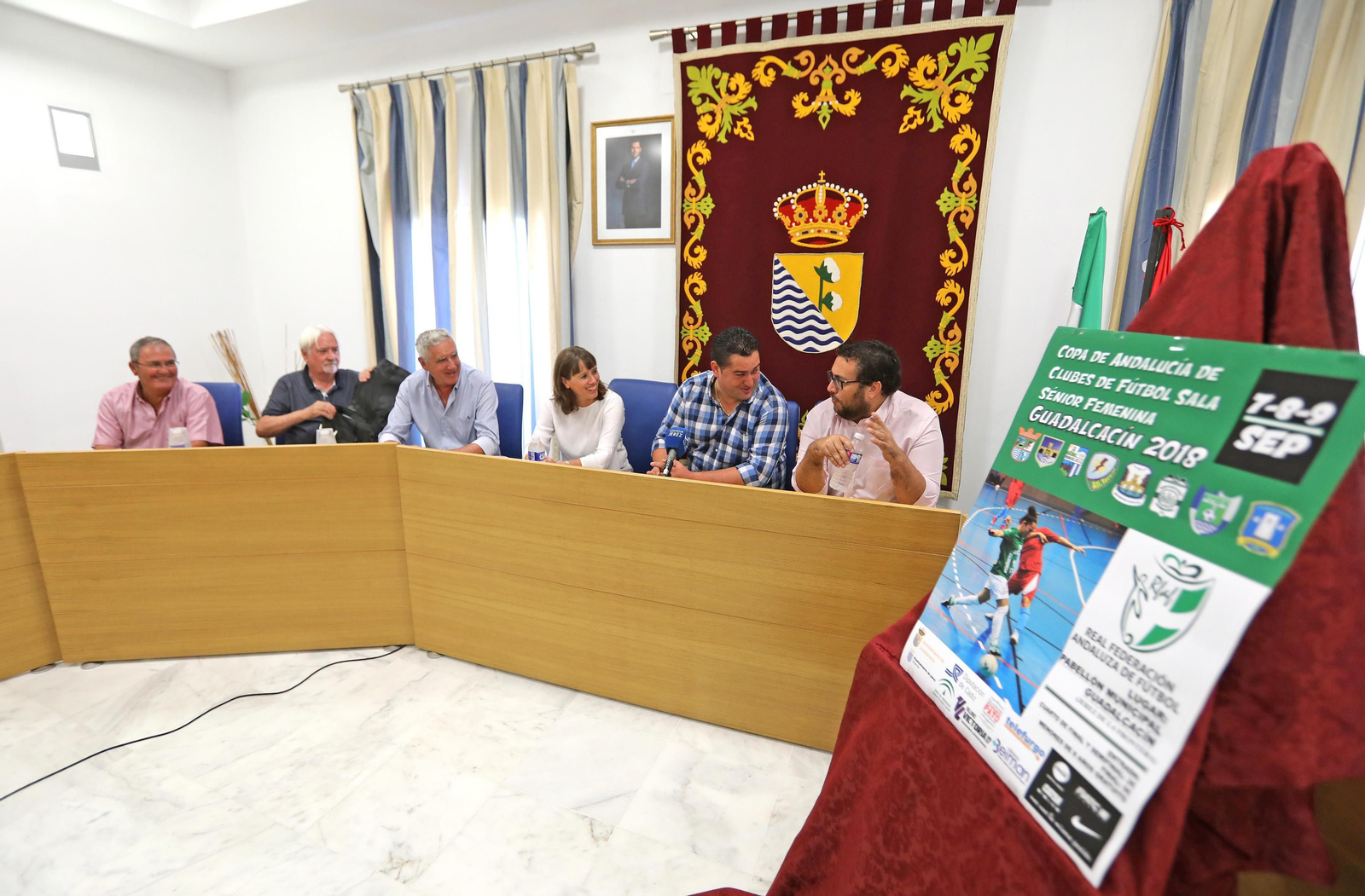 Diego Osorio, Luis Delgado, Juan Antonio Bernal, Laura Álvarez, Salvador Ruiz y Jaime Armario, ayer en el Ayuntamiento de Guadalcacín.