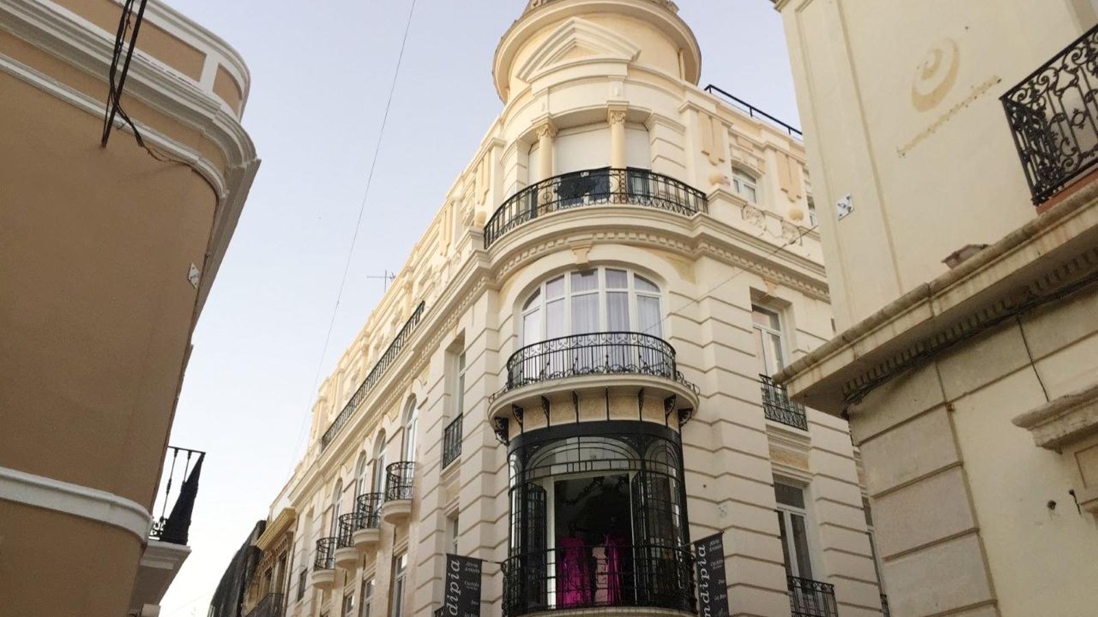 La actual esquina de la calle Concepción con el edifico Regente.