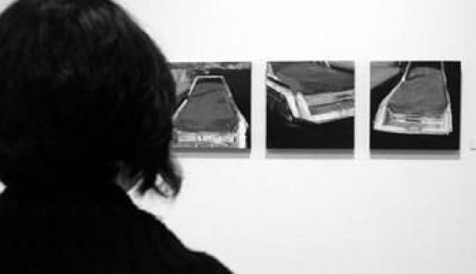 Una visitante admira uno de las obras de 'Amarre en el dique seco' en la galería Jesús Puerto.