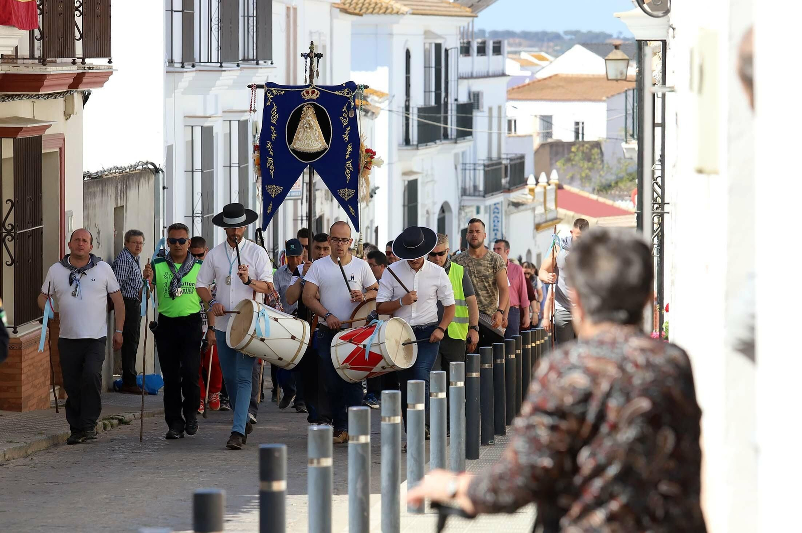 Imágenes de los presos de la cárcel de Huelva en su camino hacia El Rocío