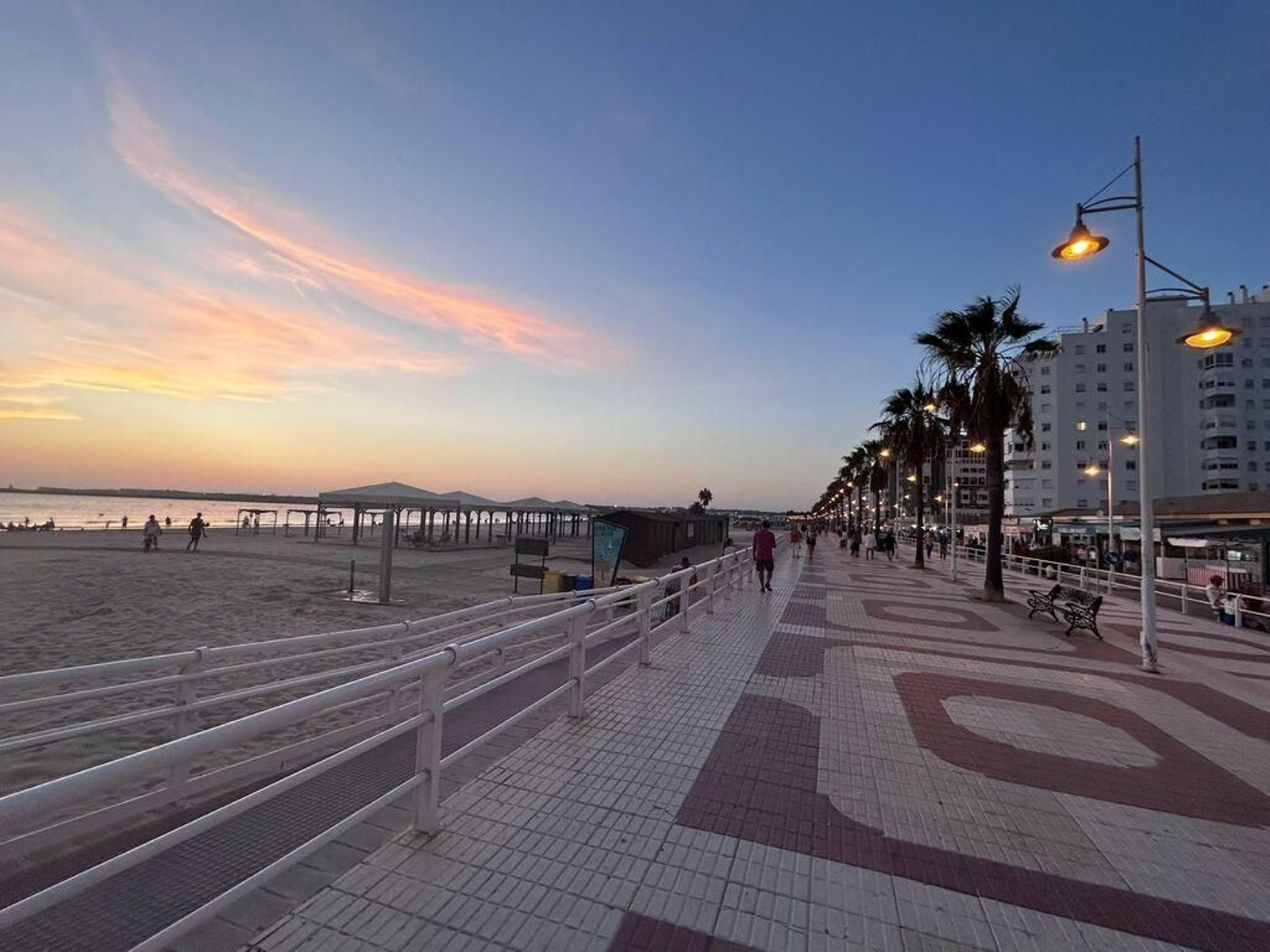 Paseo marítimo de Valdelagrana, en El Puerto. Paseo marítimo de Valdelagrana, en El Puerto.