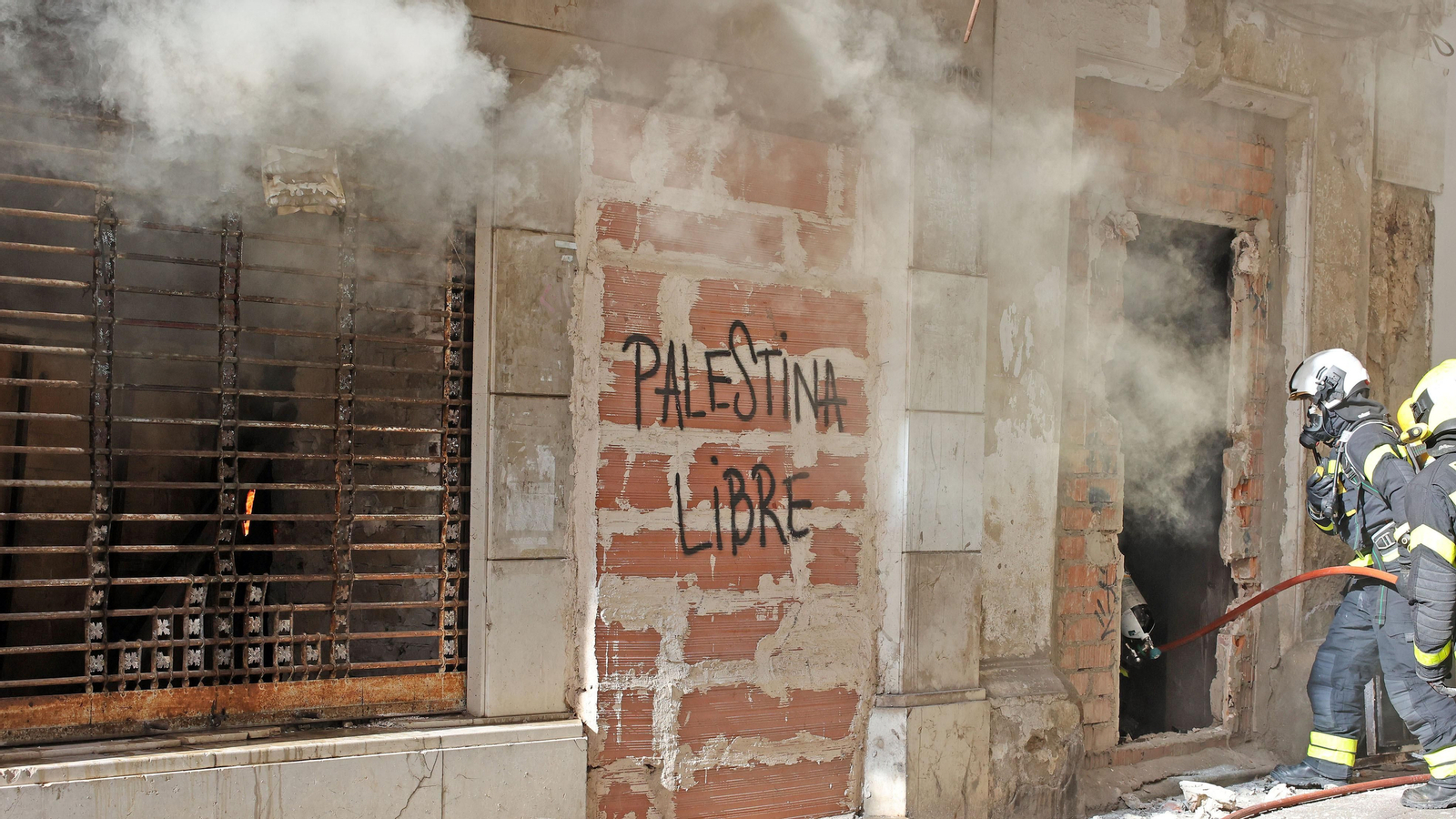 Los bomberos de Jerez intervienen en un incendio de un inmueble en calle Bizcocheros