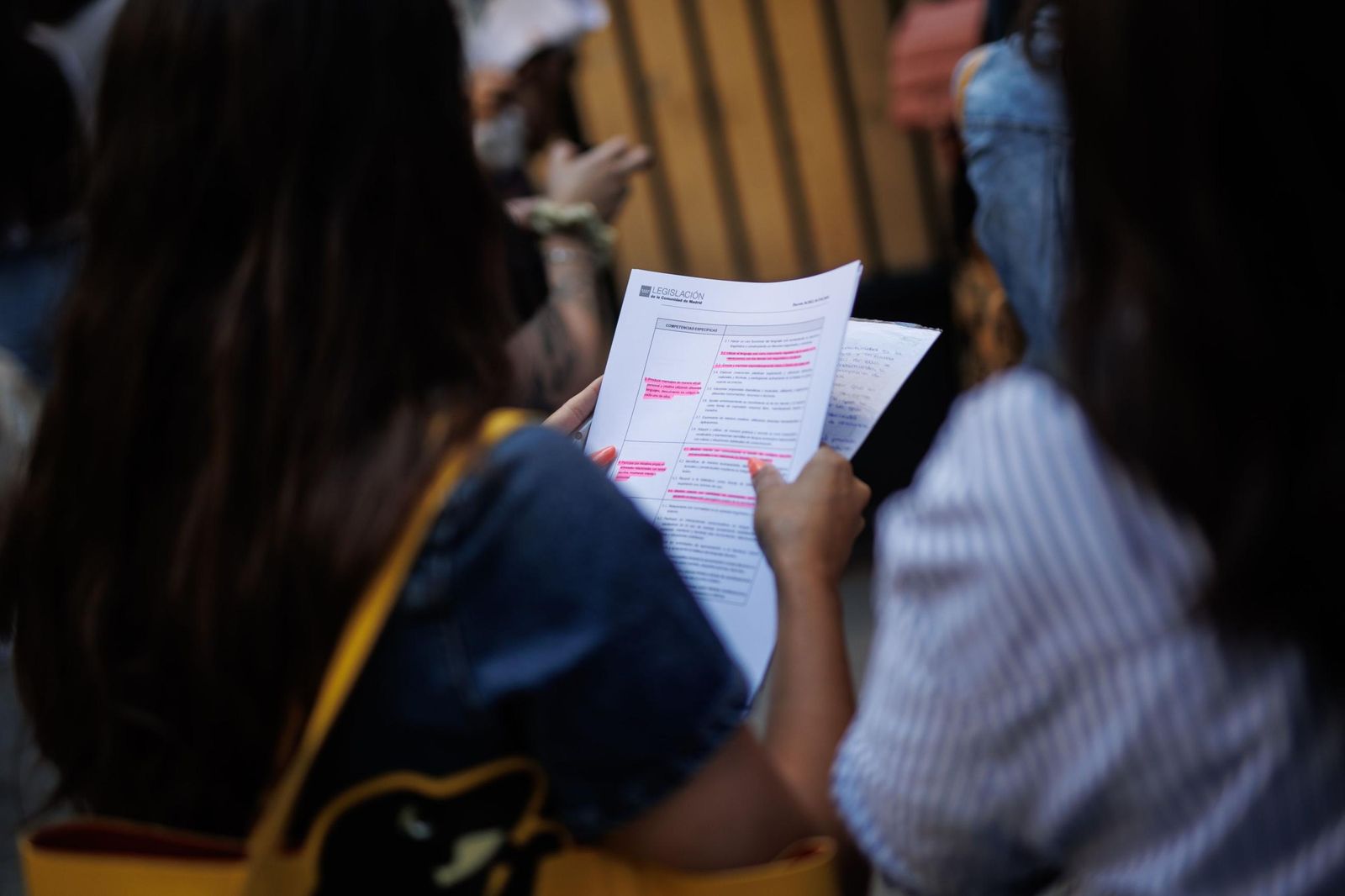 Una estudiante realiza un último repaso antes de unas oposiciones en una imagen de archivo.
