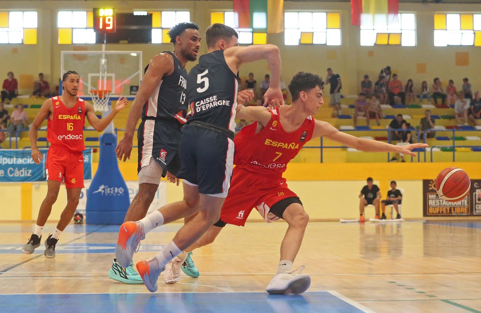 Fotos de la jornada final del Torneo Internacional de Baloncesto U-20 en La Línea
