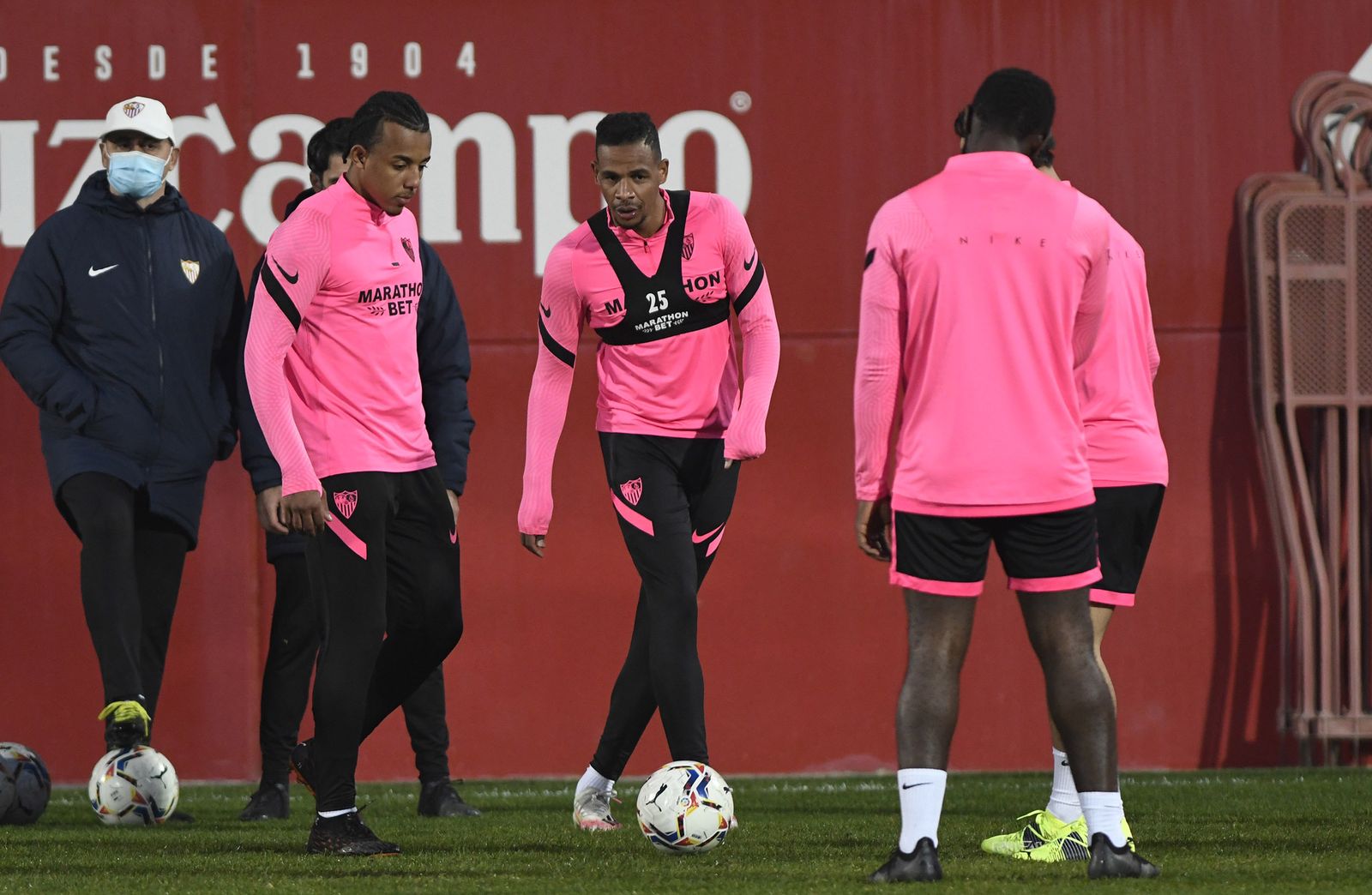 Koundé y Fernando, en la sesión de ayer junto a Gnagnon, de espaldas.