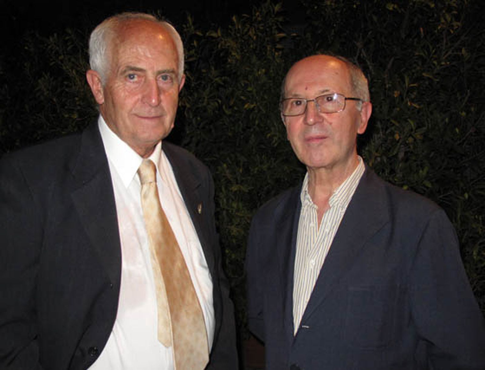 Alberto Ramos Cormenzana, presidente de la Academia Iberoamericana de Farmacia, y José Antonio Salas Peñate, ex presidente de Cecofar.

Foto: Victoria Ramírez