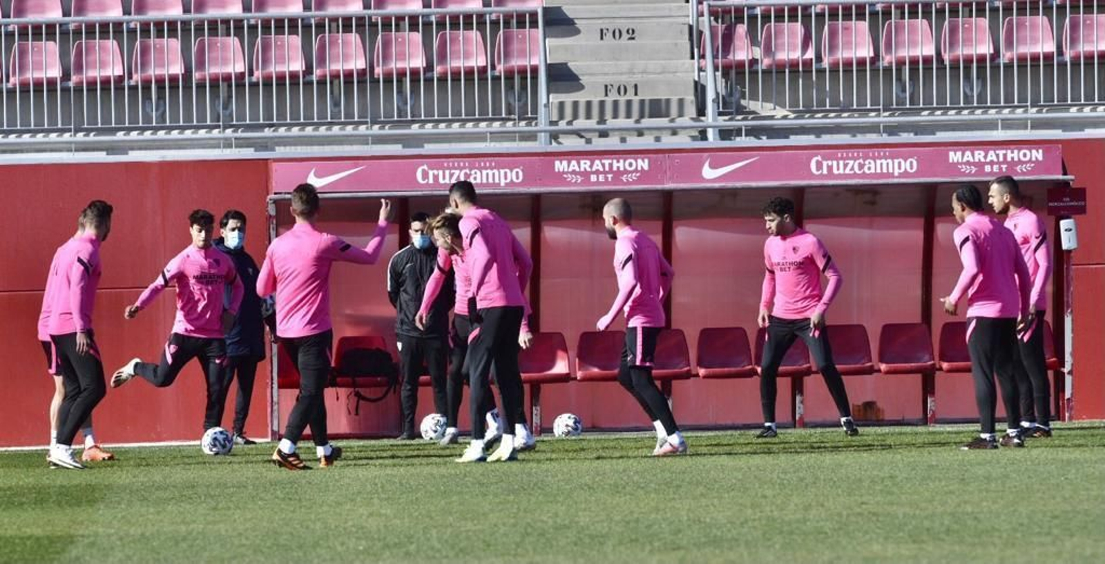 Los jugadores del Sevilla, en un rondo durante la sesión matinal de ayer.