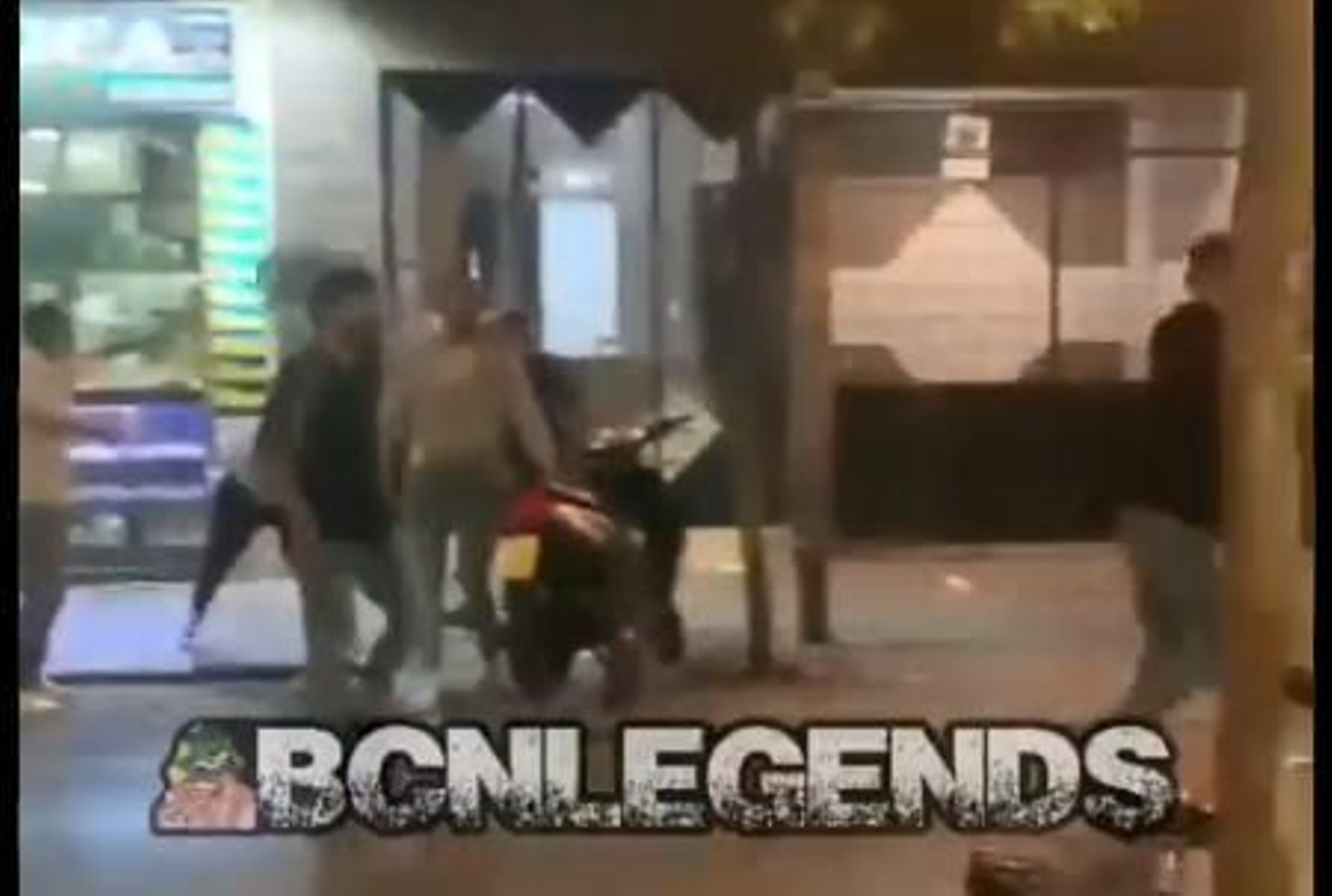 Vídeo: así ha sido la pelea multitudinaria en una zona de marcha de Granada