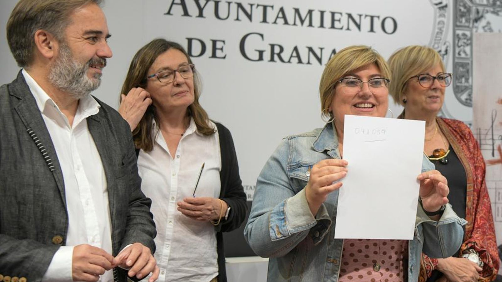 Los concejales del Ayuntamiento de Granada muestran el número 41.059, correspondiente al ciudadano que encenderá el alumbrado
