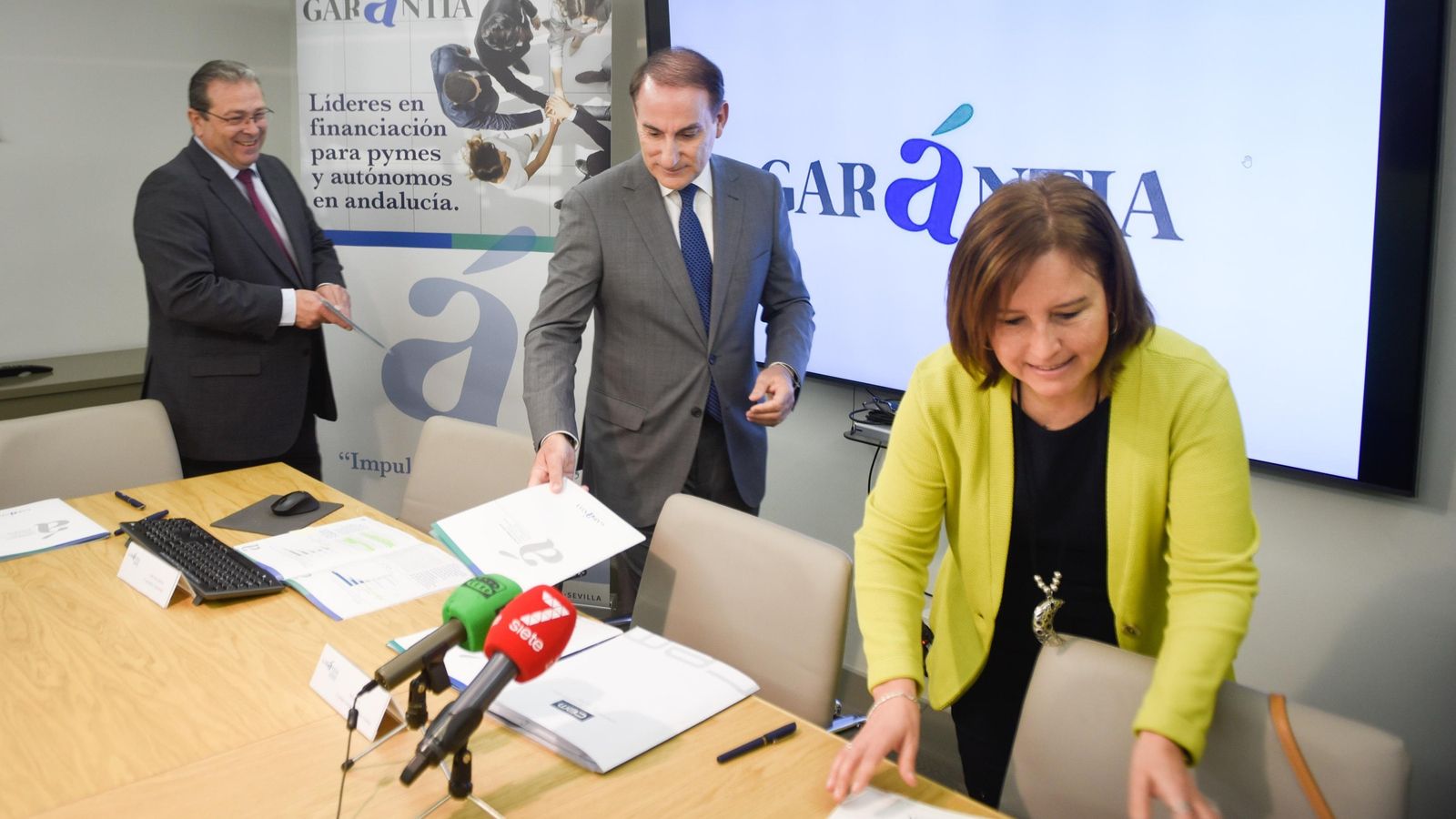 Antonio Vega, director de Garántia; Javier González de Lara, presidente de la SGR y de la CEA, y Maribel Martínez, directora de Abay