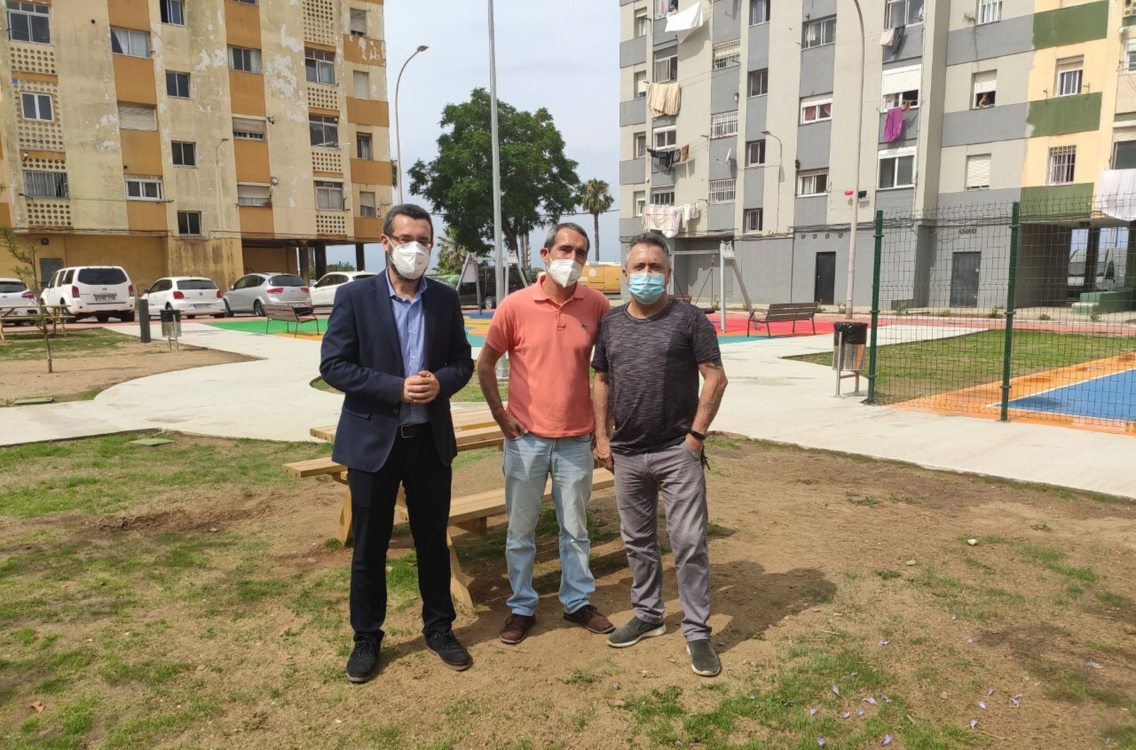 Las autoridades linenses, durante su visita a la plaza Begoña