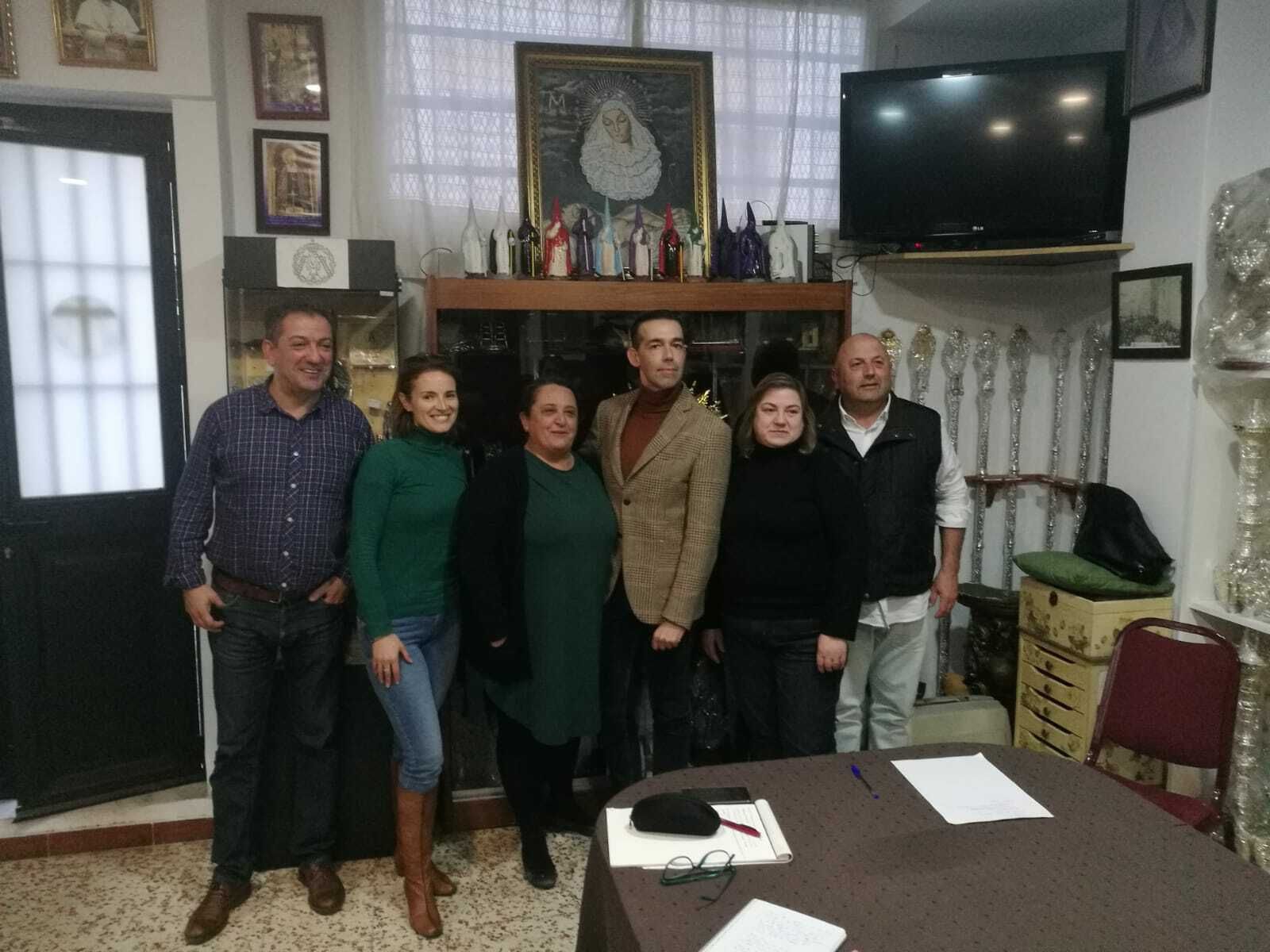 La Comisión organizadora con David Calleja en la casa de hermandad de La Soledad