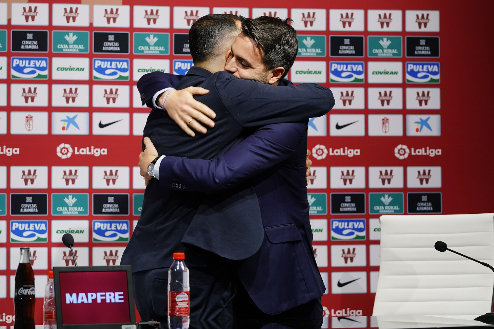 Fran Sánchez se abraza a Diego Martínez tras la rueda de prensa.