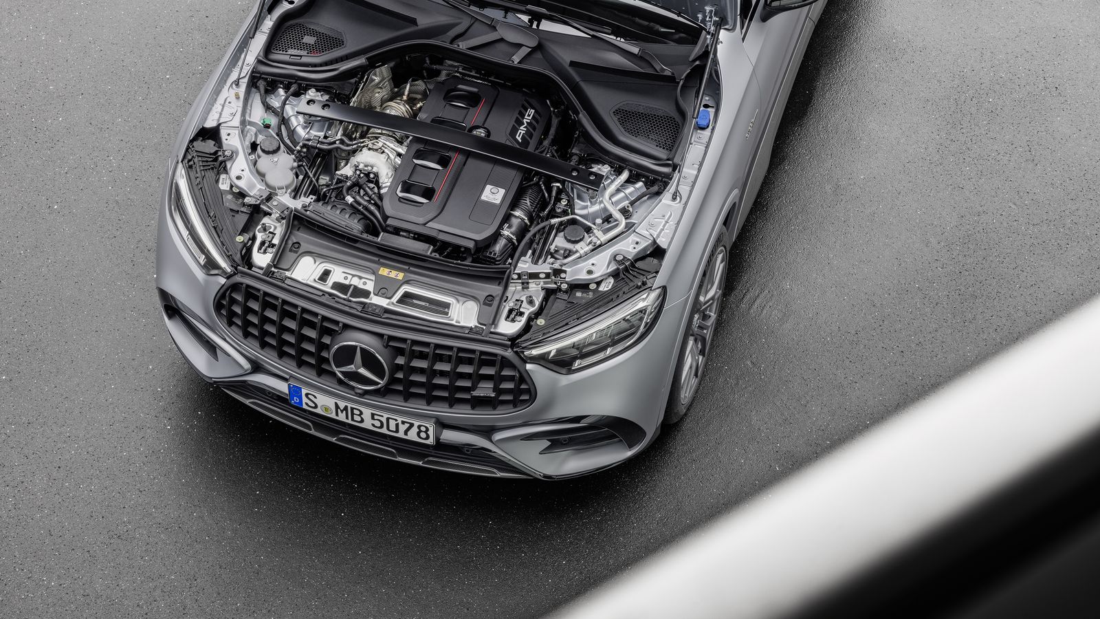 El sistema de propulsión híbrido enchufable del GLC 63 S E Performance tiene la misma consideración, a efectos de distintivos de la DGT, que el microhíbrido del GLC 43: ambos son Eco.