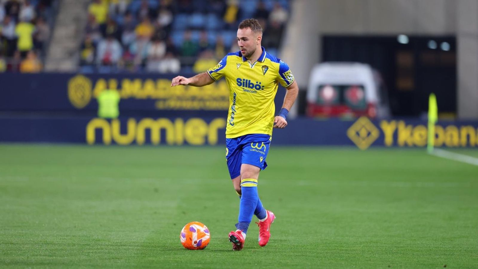 Ontiveros busca la jugada individual desde el costado izquierdo.