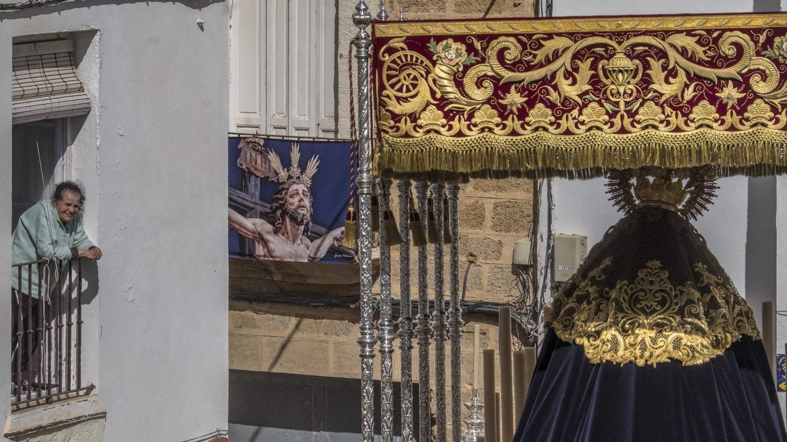Una mujer contempla el palio de María Santísima de la Salud.