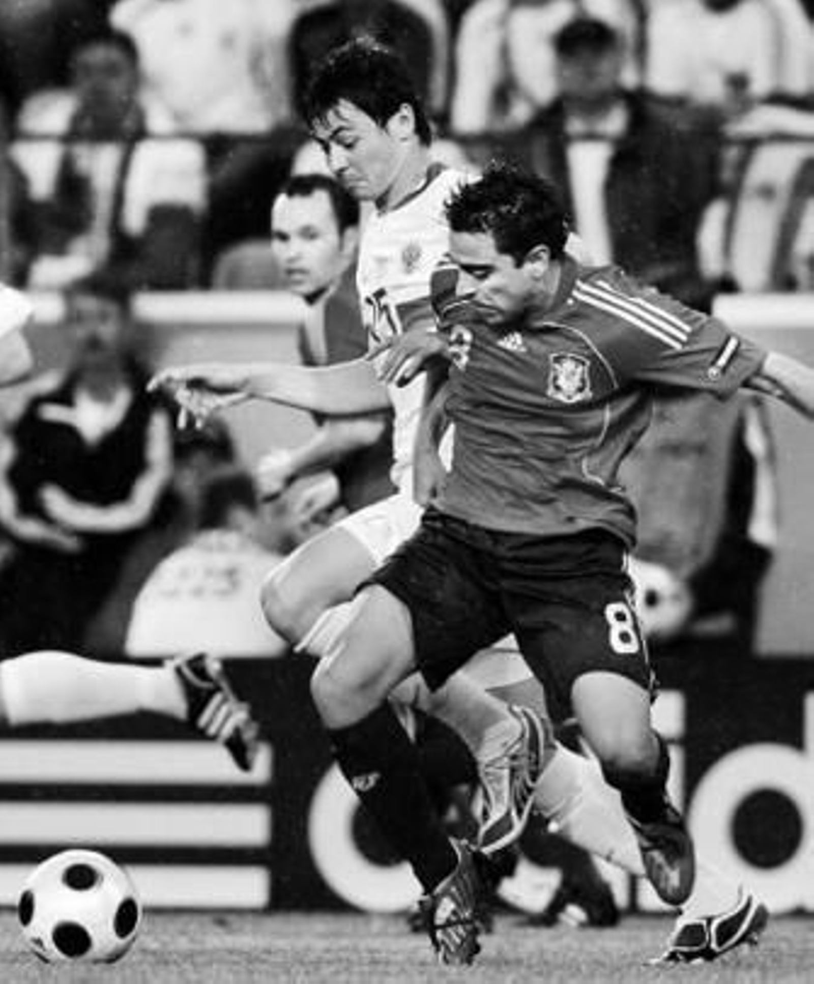 Xavi se impone a Bilyaletdinov, más corpulento que él.