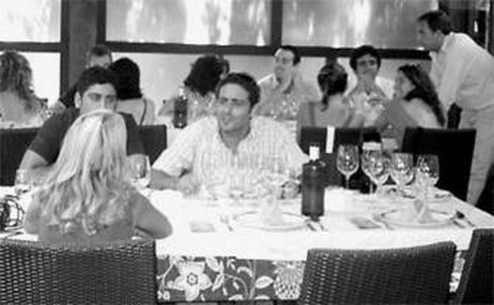 Grupo de comensales en la venta El Ventorrillo.