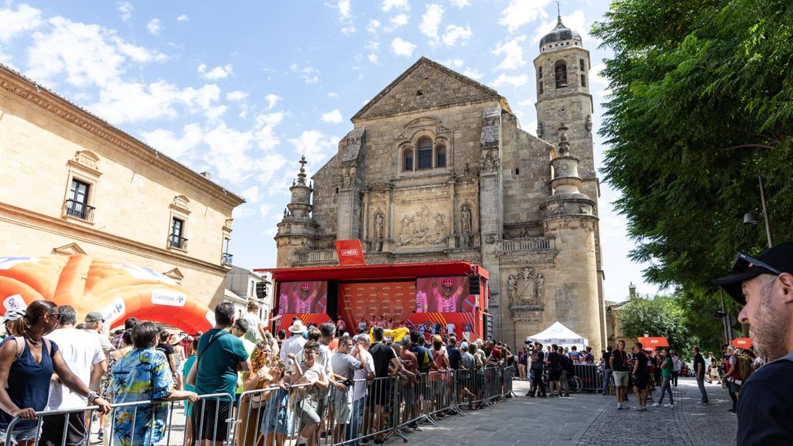 La salida de La Vuelta desde Úbeda, en imágenes