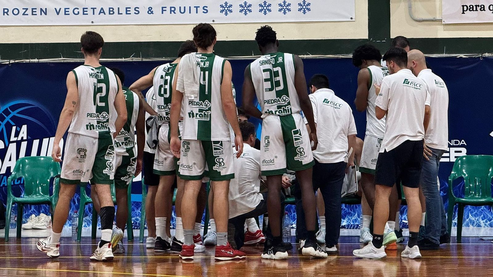 Alfredo Gálvez da órdenes a sus jugadores en un tiempo muerto.