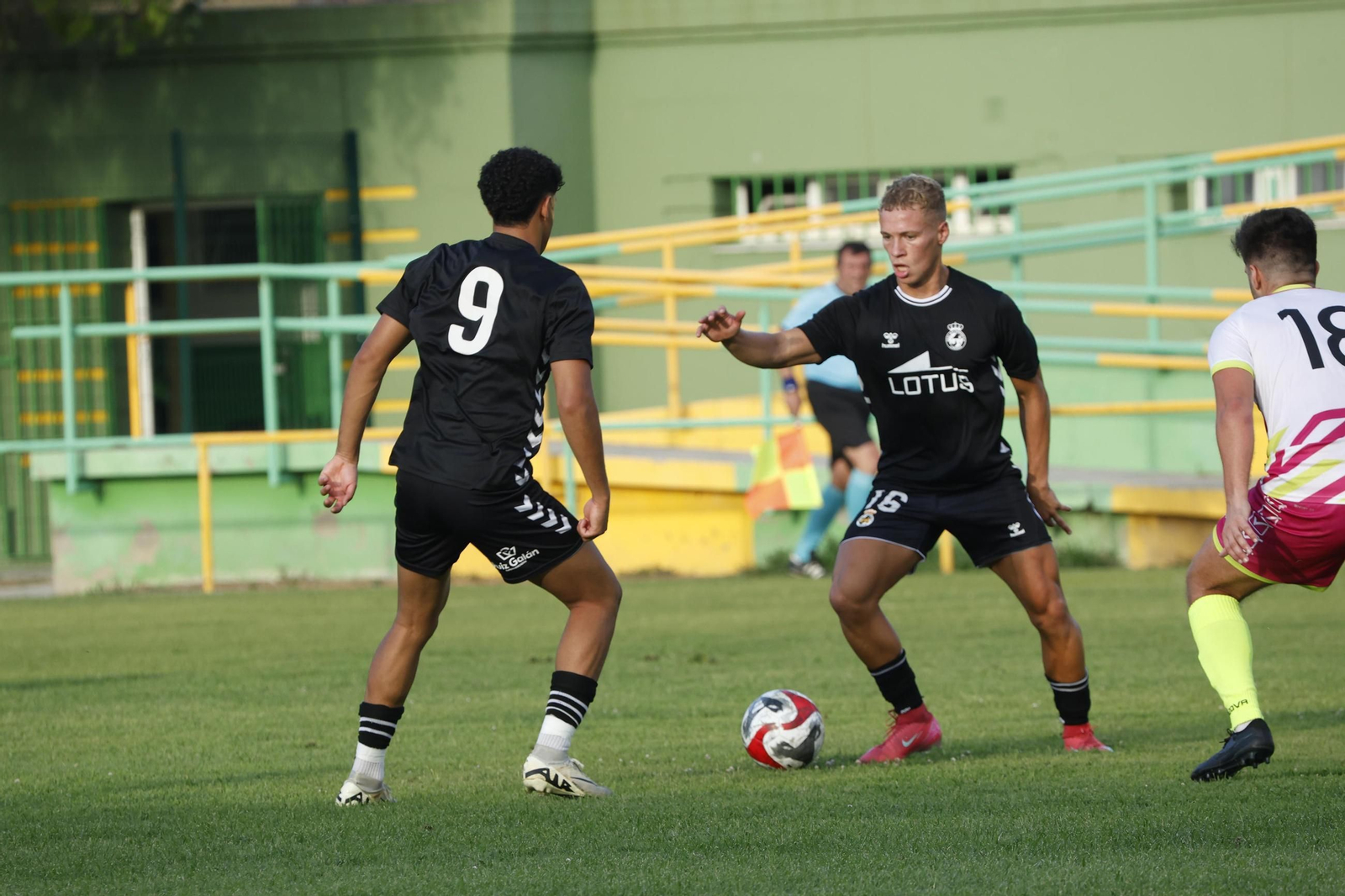 "Las fotos del partido de entrenamiento de la Balona con el Mons Calpe de Gibraltar"