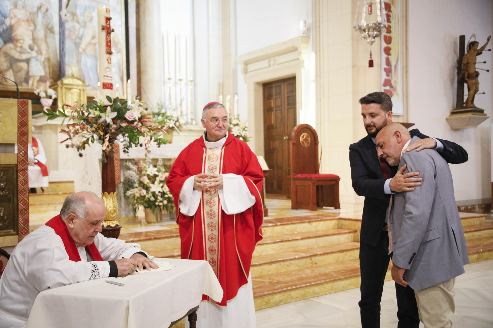 Así fue el Lignum Crucis en la Iglesia San Sebastián, en imágenes