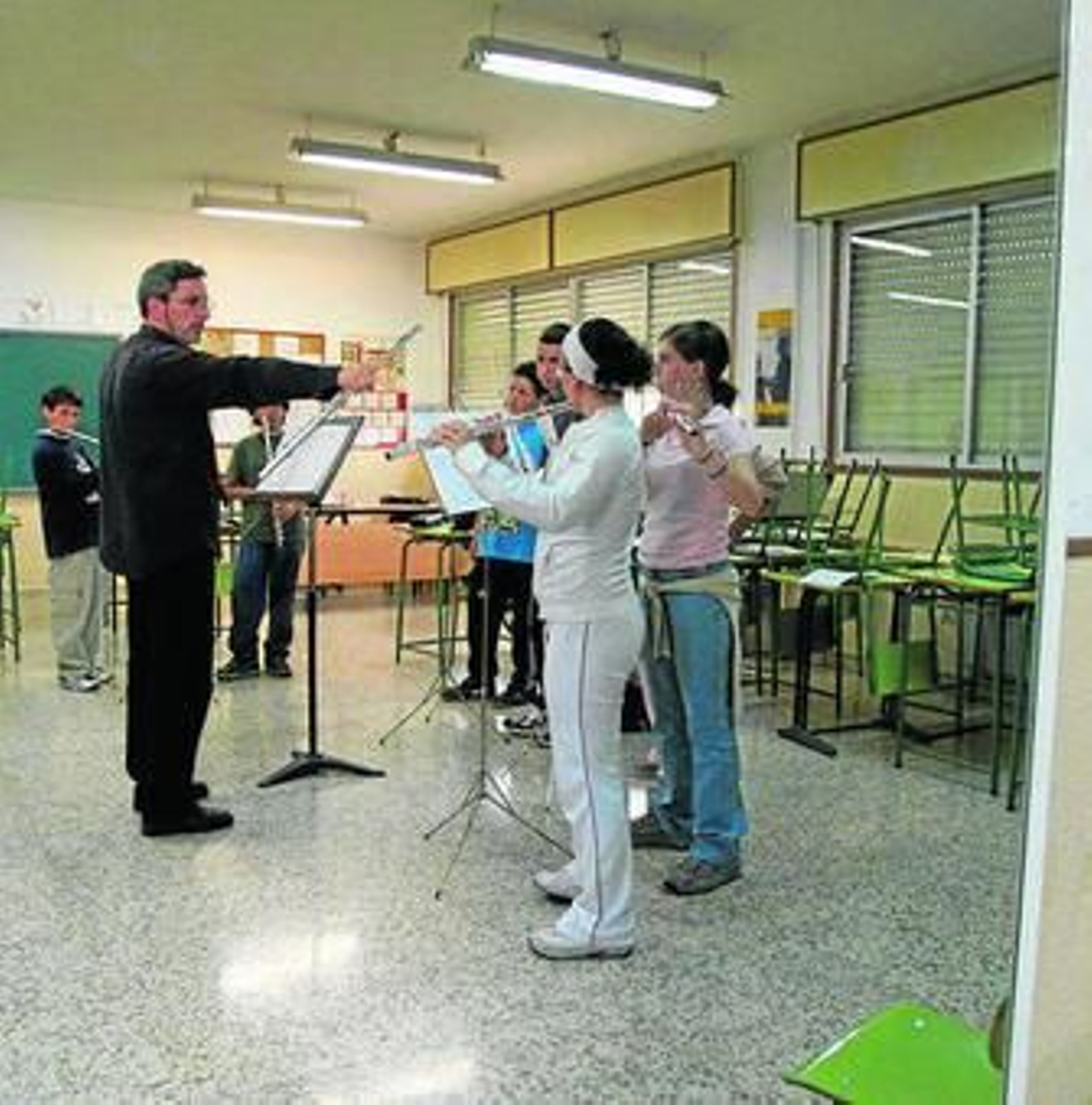 Alumnos dan clase de música en las instalaciones actuales.