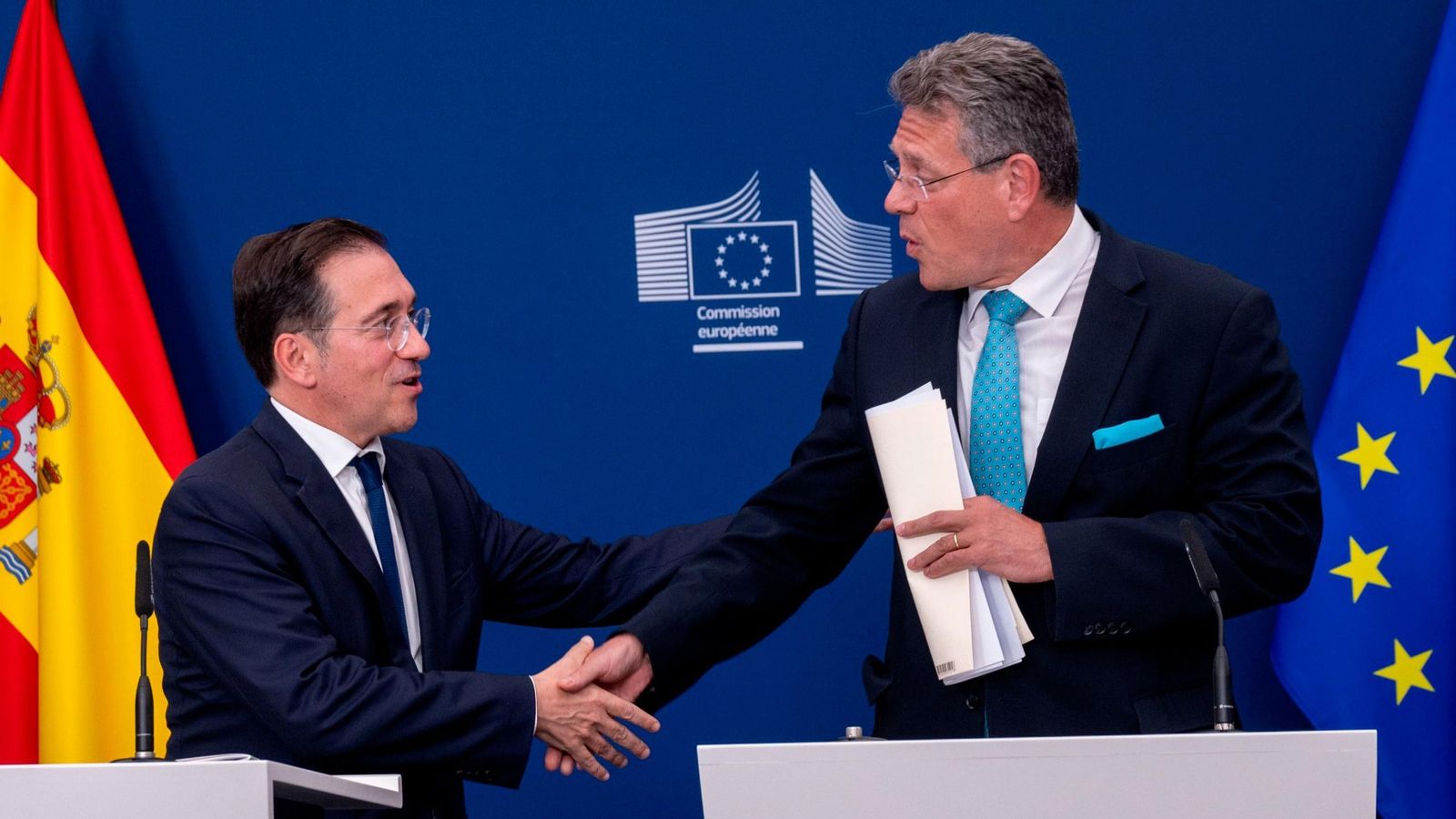 José Manuel Albares y Maros Sefcovic se felicitan tras la firma del acuerdo.