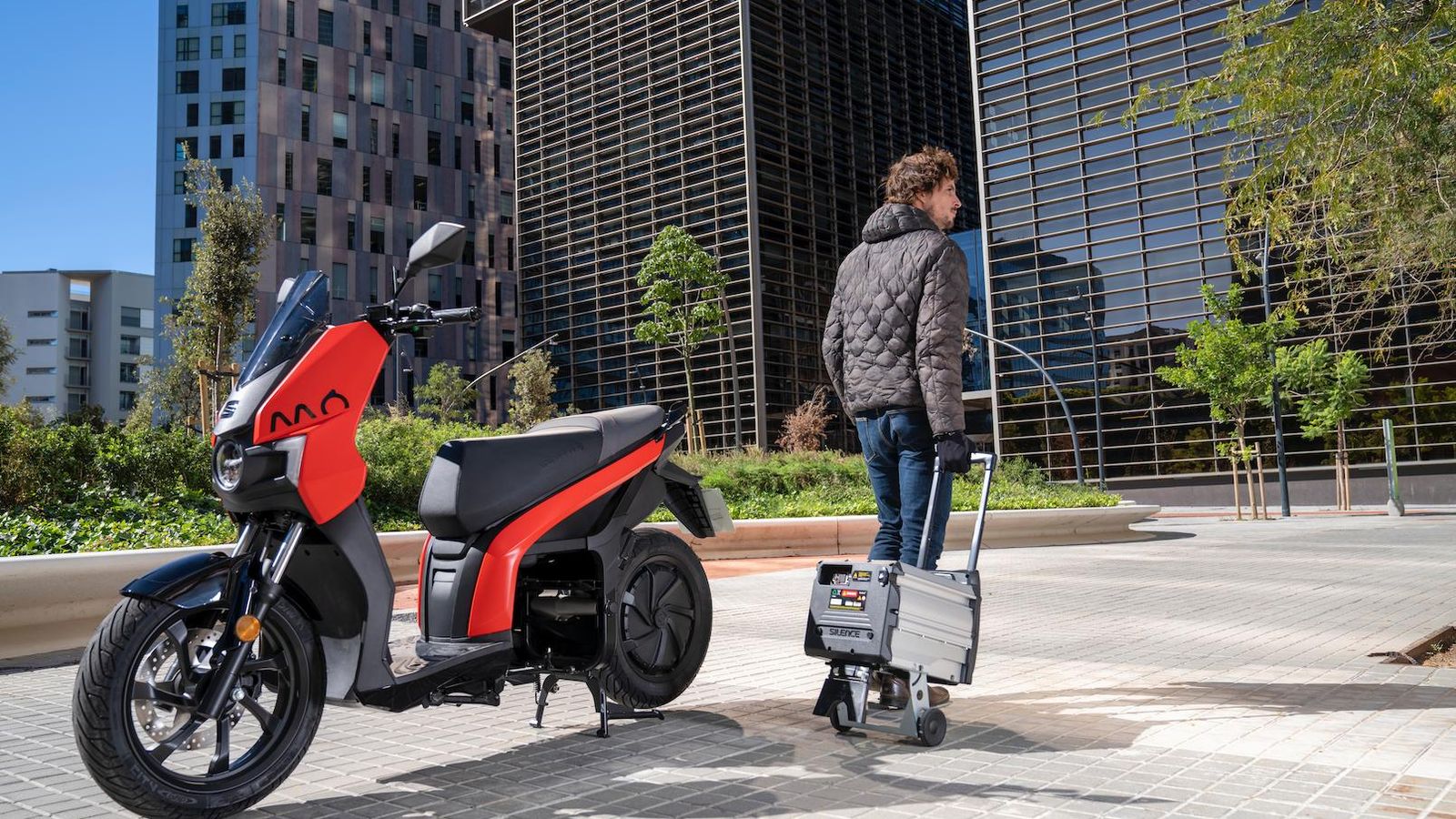 En pocos segundos podemos desmontar la batería y transportarla para cargarla en cualquier enchufe doméstico.