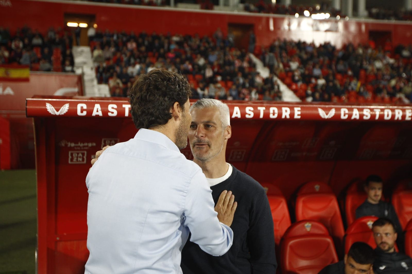 Rubi se saluda con el segundo entrenador de los cordobeses, quien se sentó por el sancionado Iván Ania, antes del encuentro.