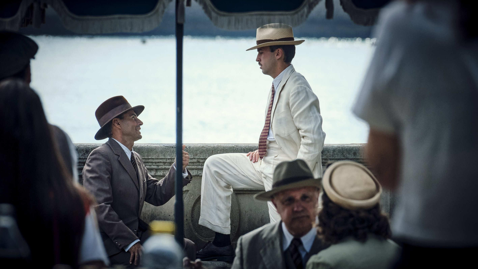 Momento del rodaje, en la Alameda, de la serie de Disney+ con Logan Lerman como protagonista.