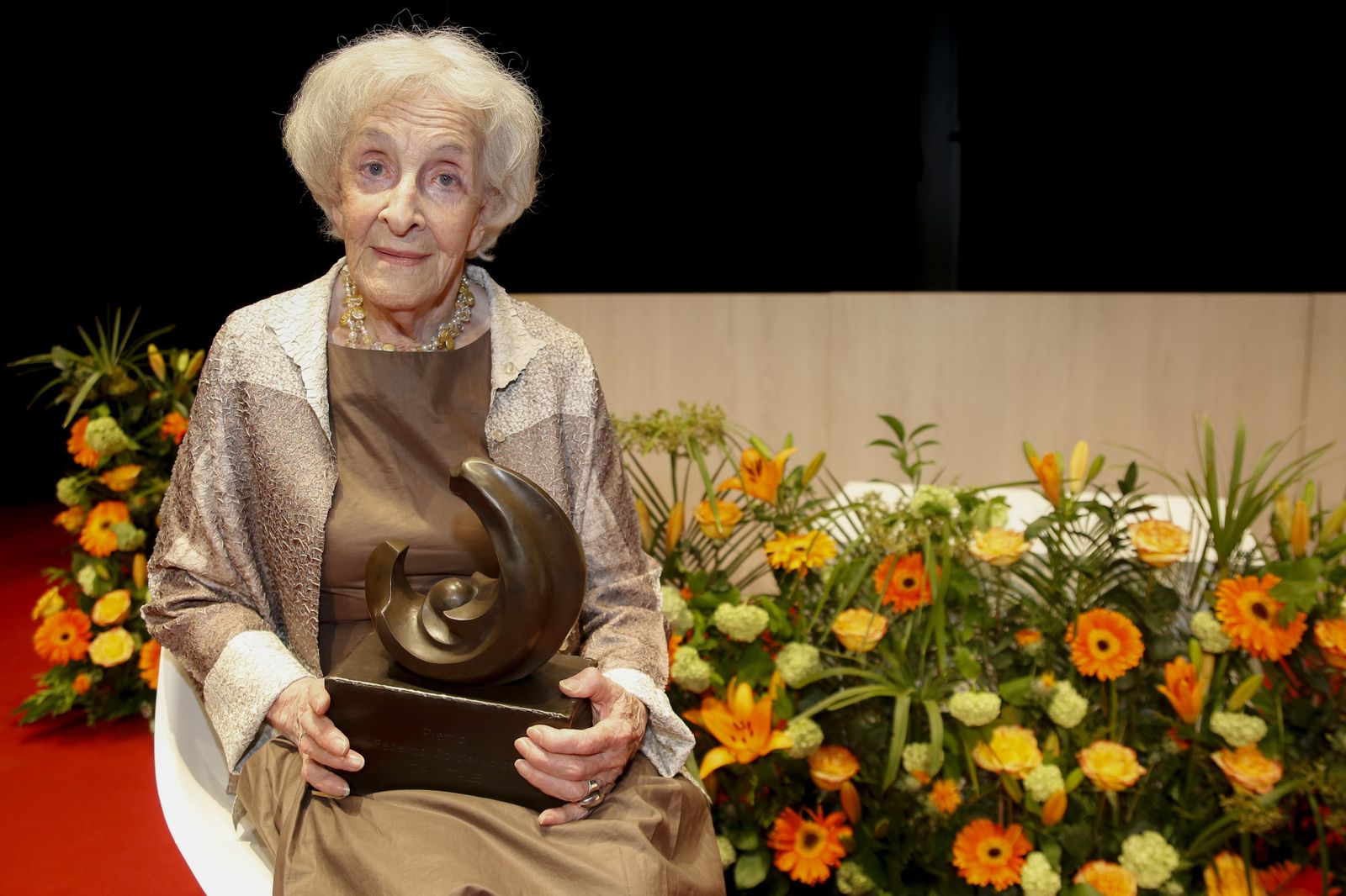 Ida Vitale posa con el galardón./ Álex Cámara