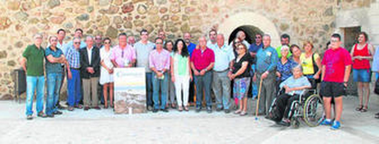 Francisco Hernández Benzal con la portada de su libro acompañado por parte de los colaboradores en el patio central del Castillo de San Andrés.