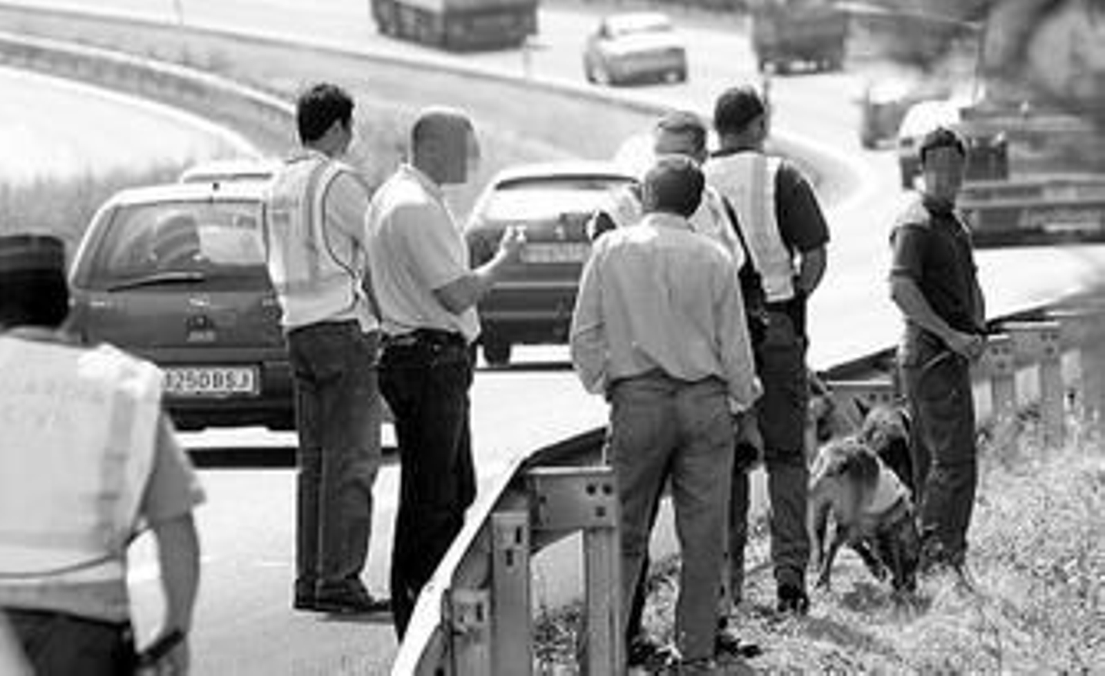 Guardias civiles de Vigo, en una de las batidas con perros que han dado en la autovía  buscándola.
