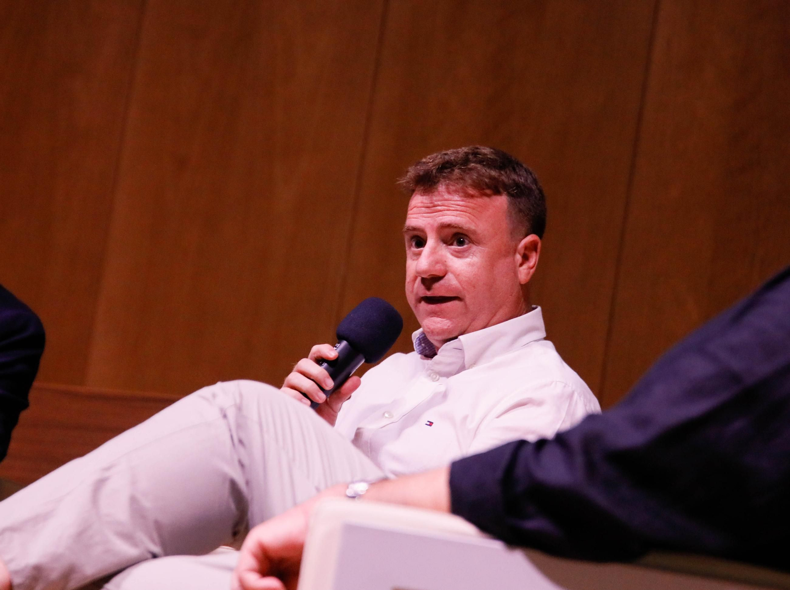 Imágenes de la presentación del documental "Almagrera, un sueño minero" en la biblioteca Villaespesa de Almería