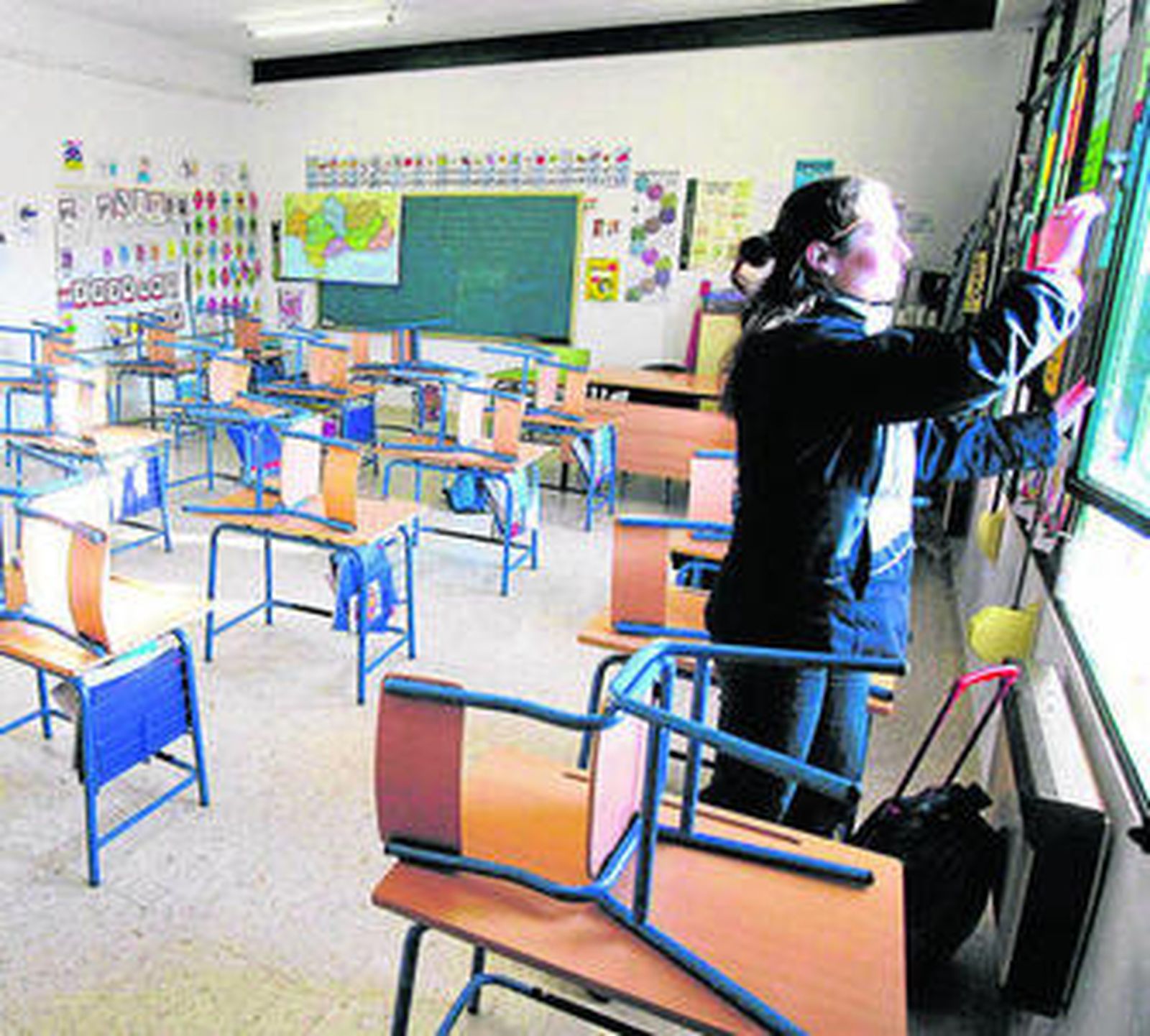 Una clase preparada para la entrada de los servicios de limpieza.