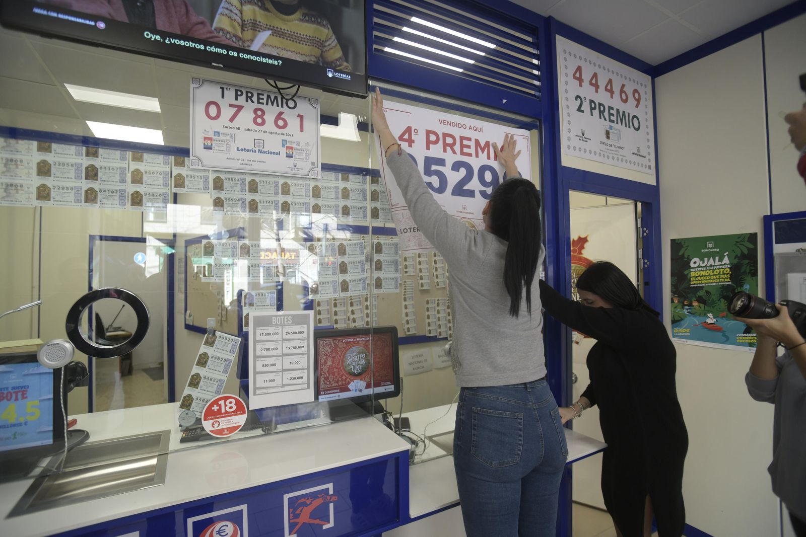 La celebración del Cuarto premio de la Lotería de Navidad en la Gran Vía de Granada, en imágenes