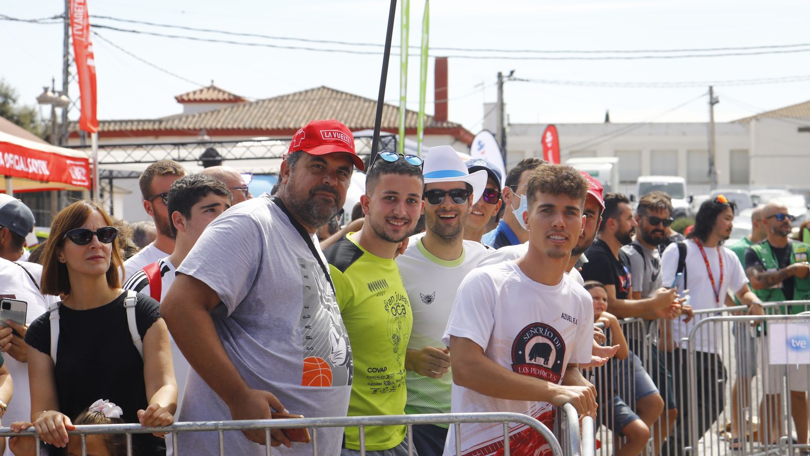 Grupo de jóvenes cordobeses apoyan a Jesús Herrada antes de la salida.