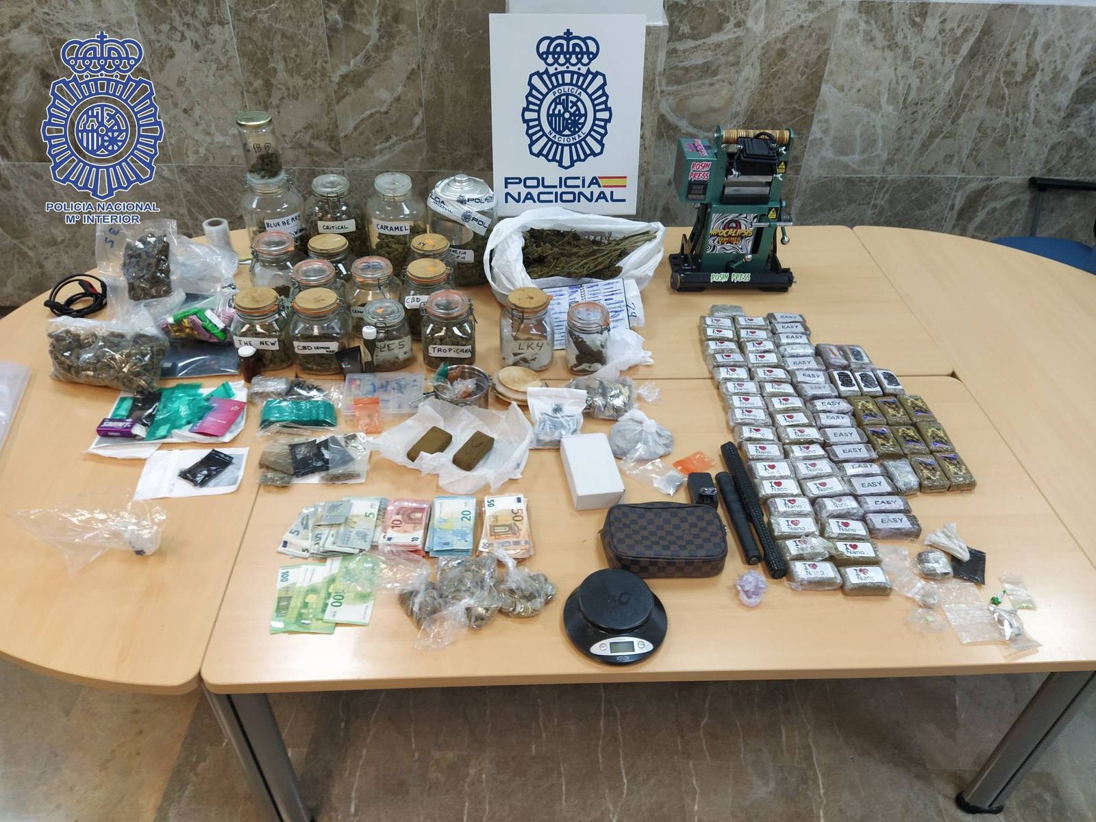 Material intervenido por la Policía en la asociación cannábica de Dos Hermanas.