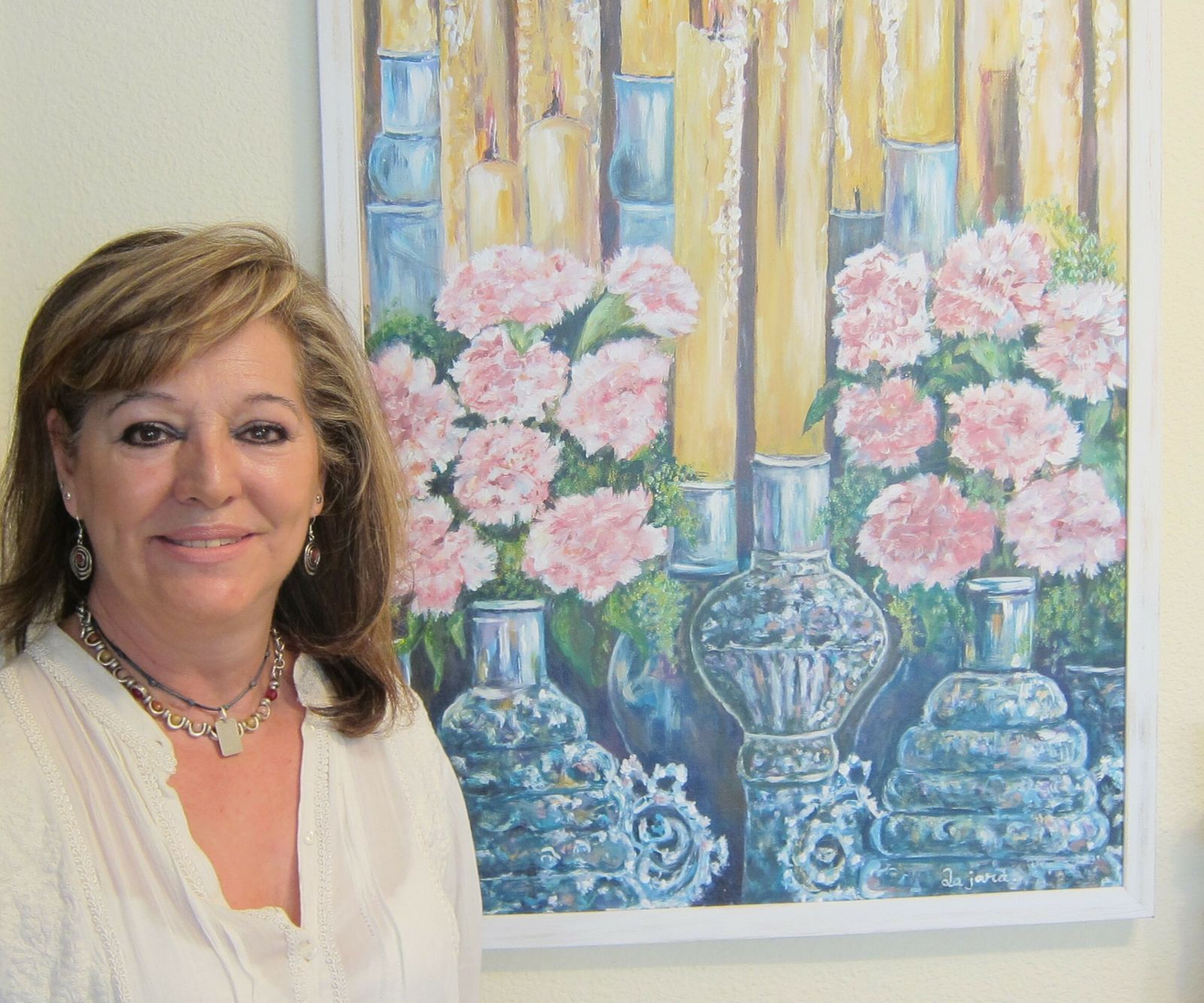 Inmaculada Gañán, 'La Jara', junto a una de sus obras de la exposición 'Fragmentos de Pasión', en Abades Triana.