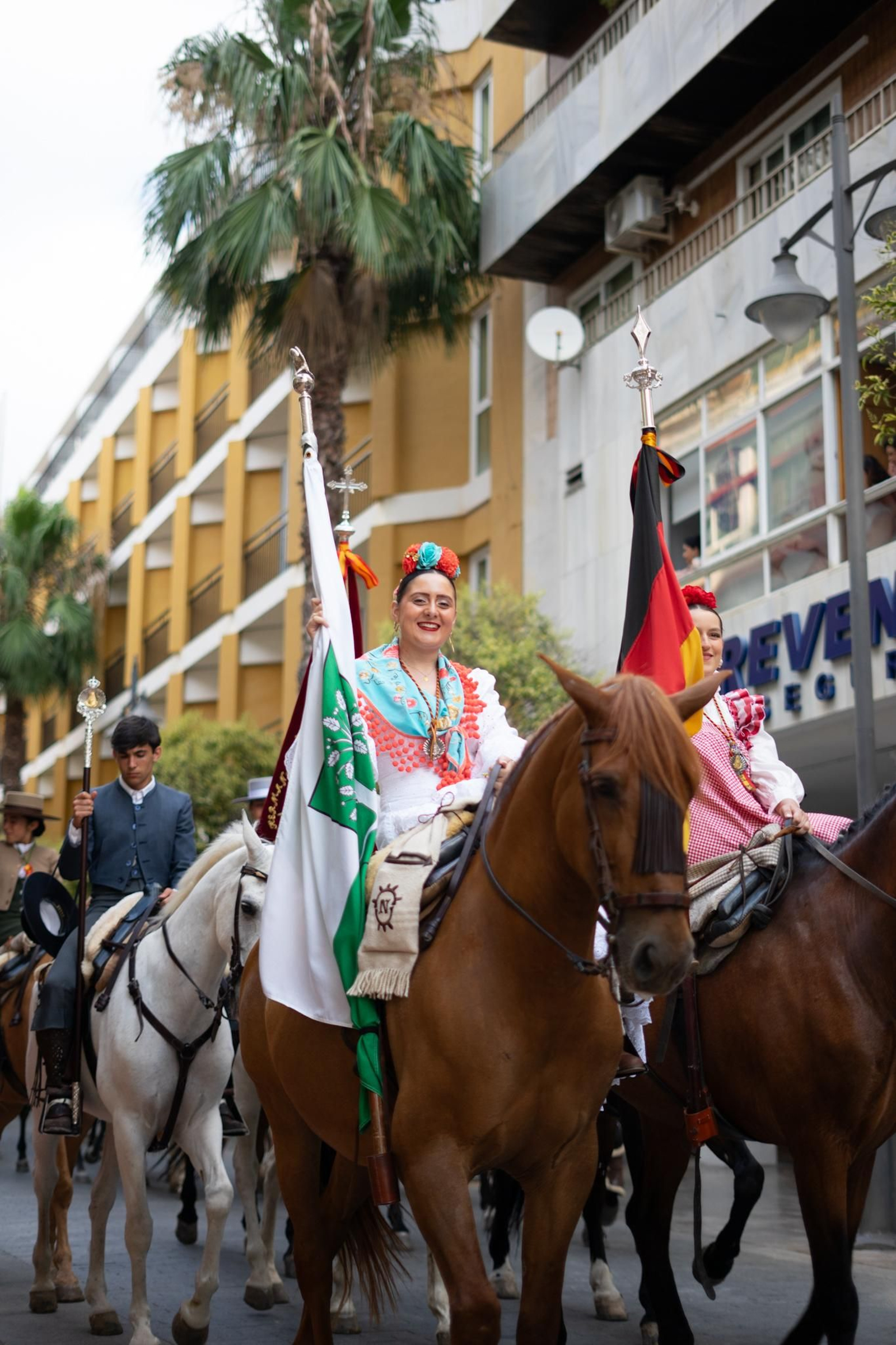 Búscate en los carros y entre la caballería de la Hermandad de Emigrantes en su salida de Huelva al Rocío este 2025