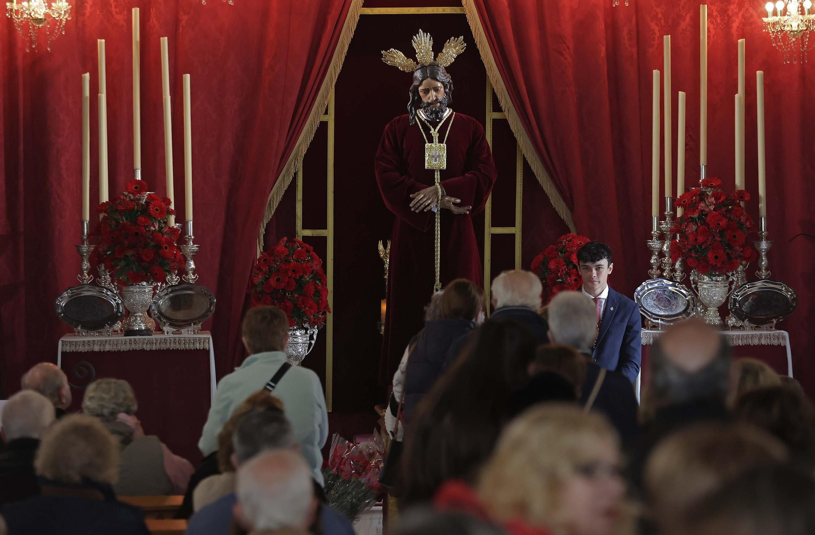 El tradicional besapiés del Cristo de Medinaceli de Algeciras, en imágenes