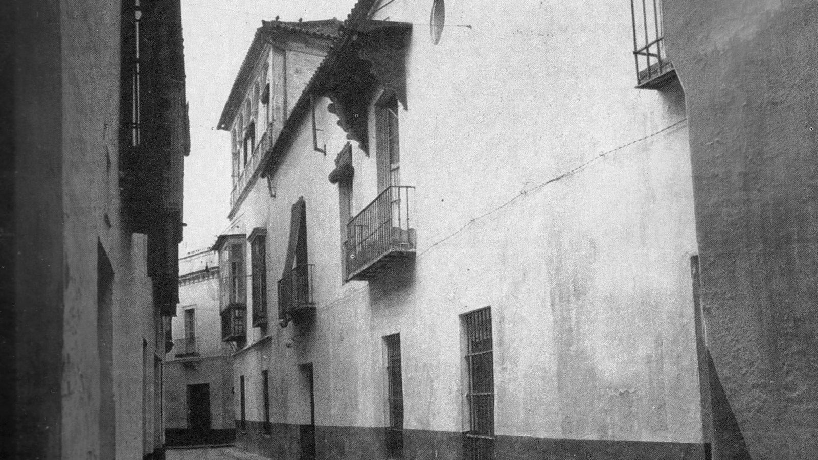 Fachada y acceso principal a la Pensión Don Marcos hacia 1950. Publicada en 'Arquitectura Civil Sevillana' ( F. Collantes de Terán y L. Gómez Estern). ).