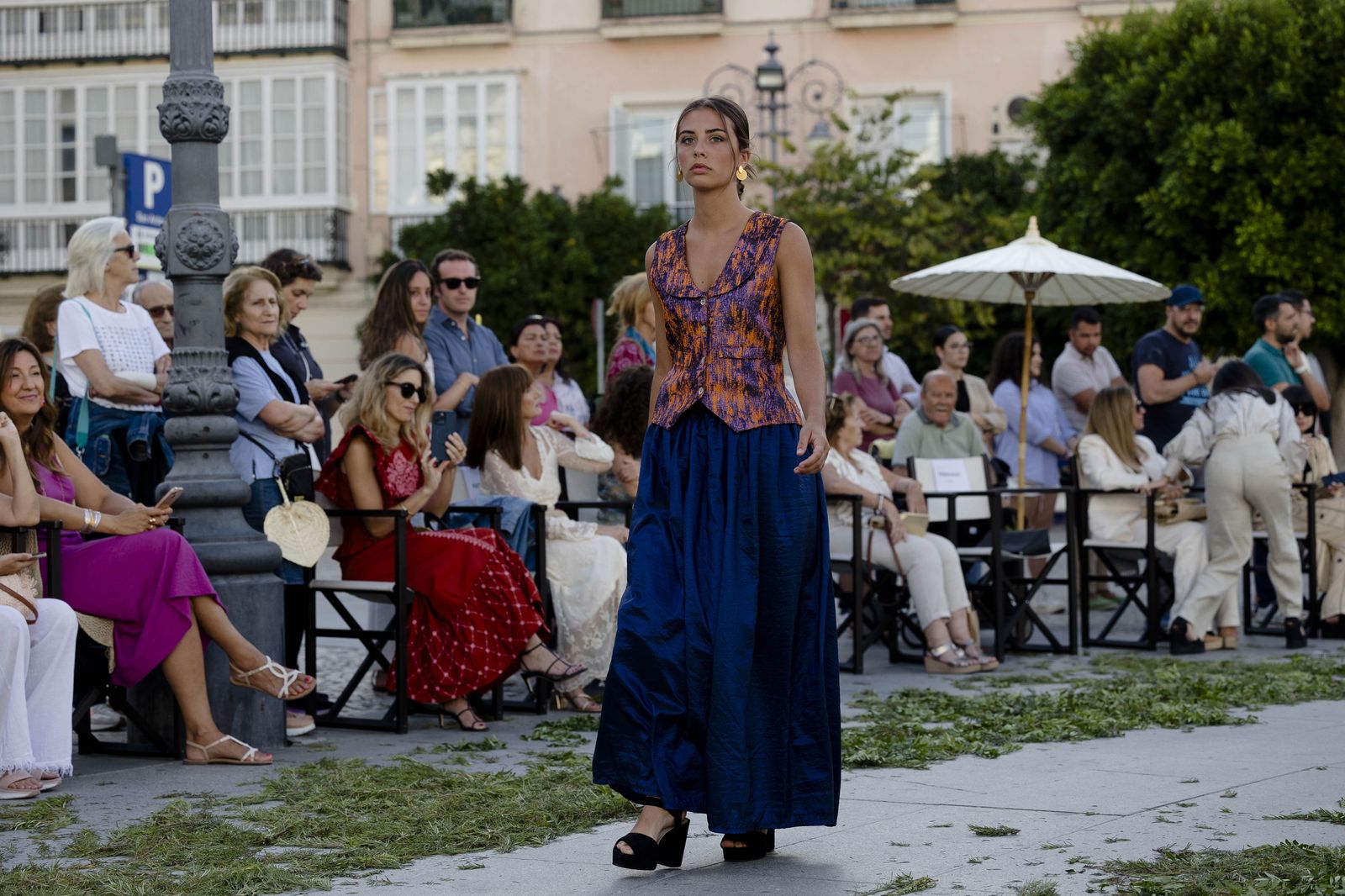 Imágenes del desfile "Cádiz de moda, Cádiz emprende" en la plaza de San Antonio.