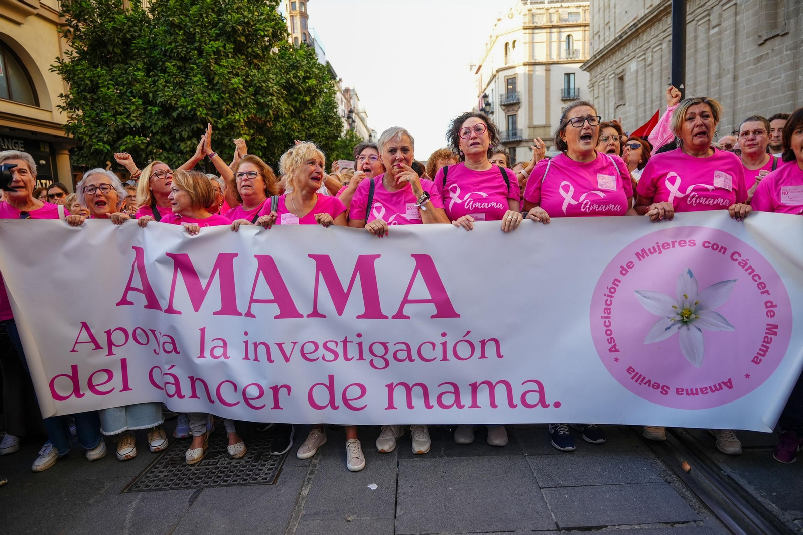Concentración frente a la Consejería de Salud de afectadas por los errores en los cribados de cáncer de mama.