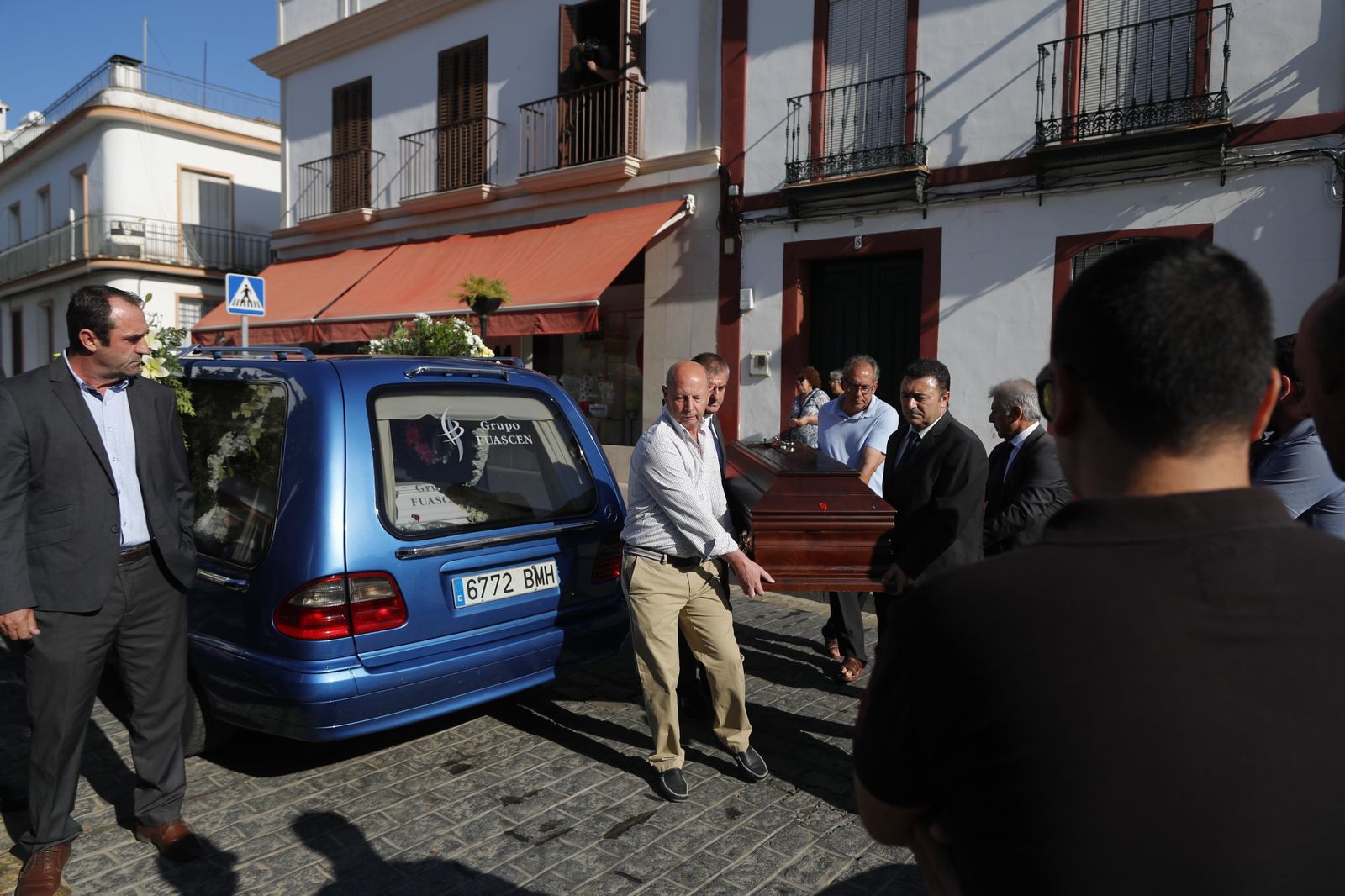 Entierro de las víctimas de Pau en Pilas.