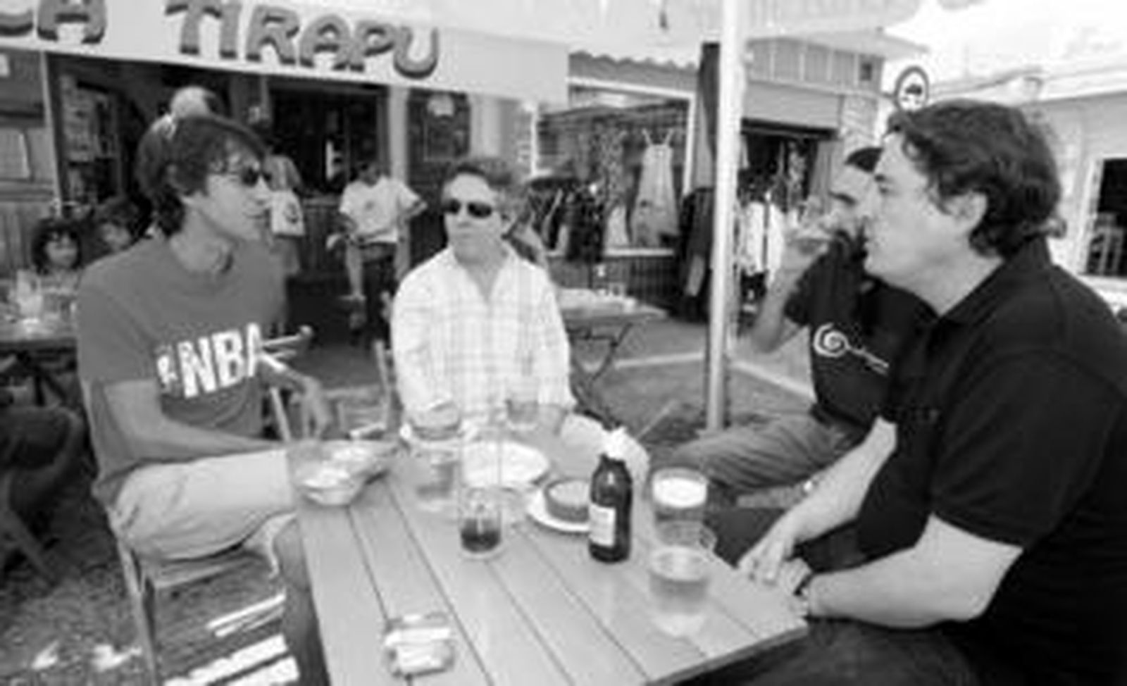 Benjamín Prado, Felipe Benítez Reyes, el actor Antonio Dobla y Luis García Montero, ayer en un rincón especial de Rota.