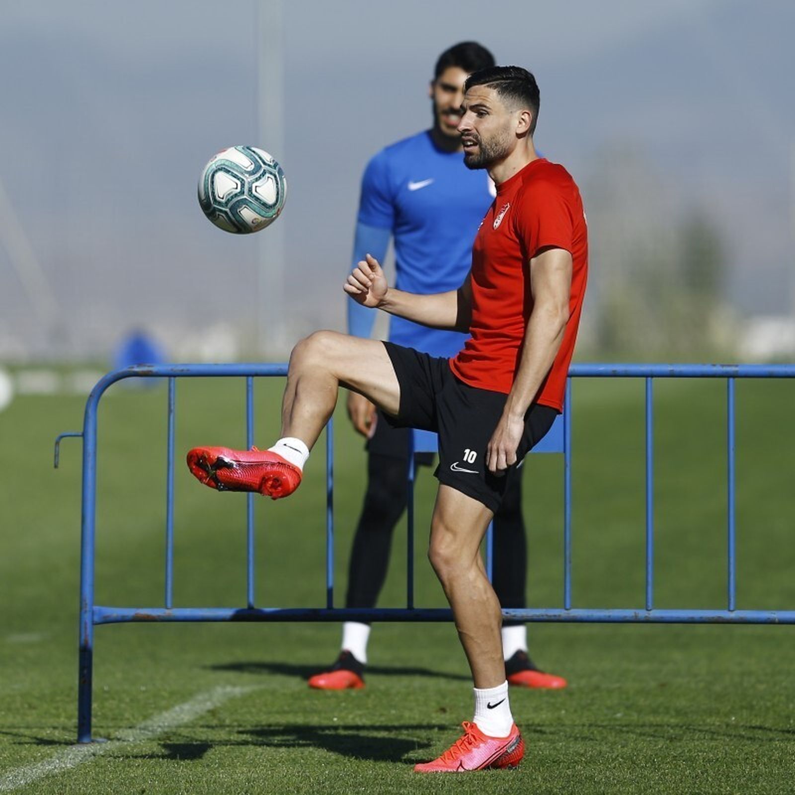 Puertas, con el balón.
