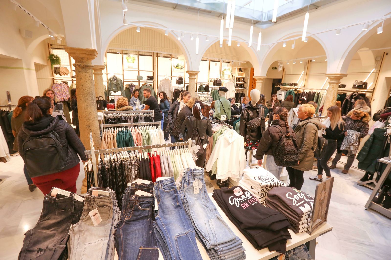 Interior del establecimiento Stradivarius tras su inauguración.