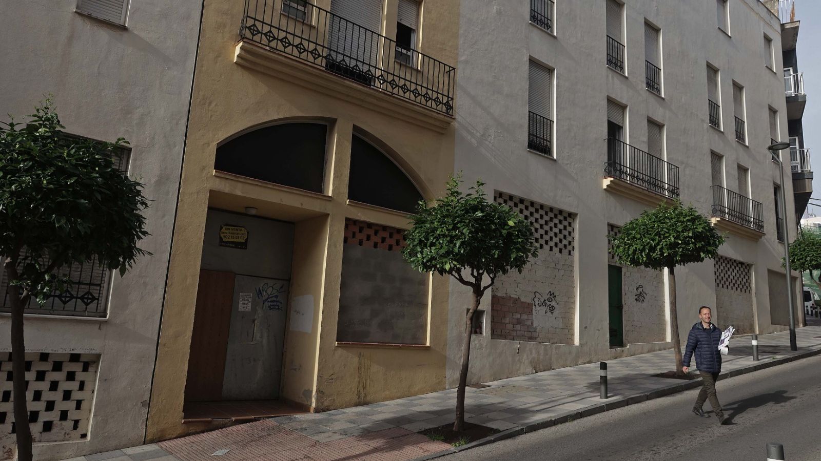 La entrada al edificio, tapiada para evitar la entrada de okupas.